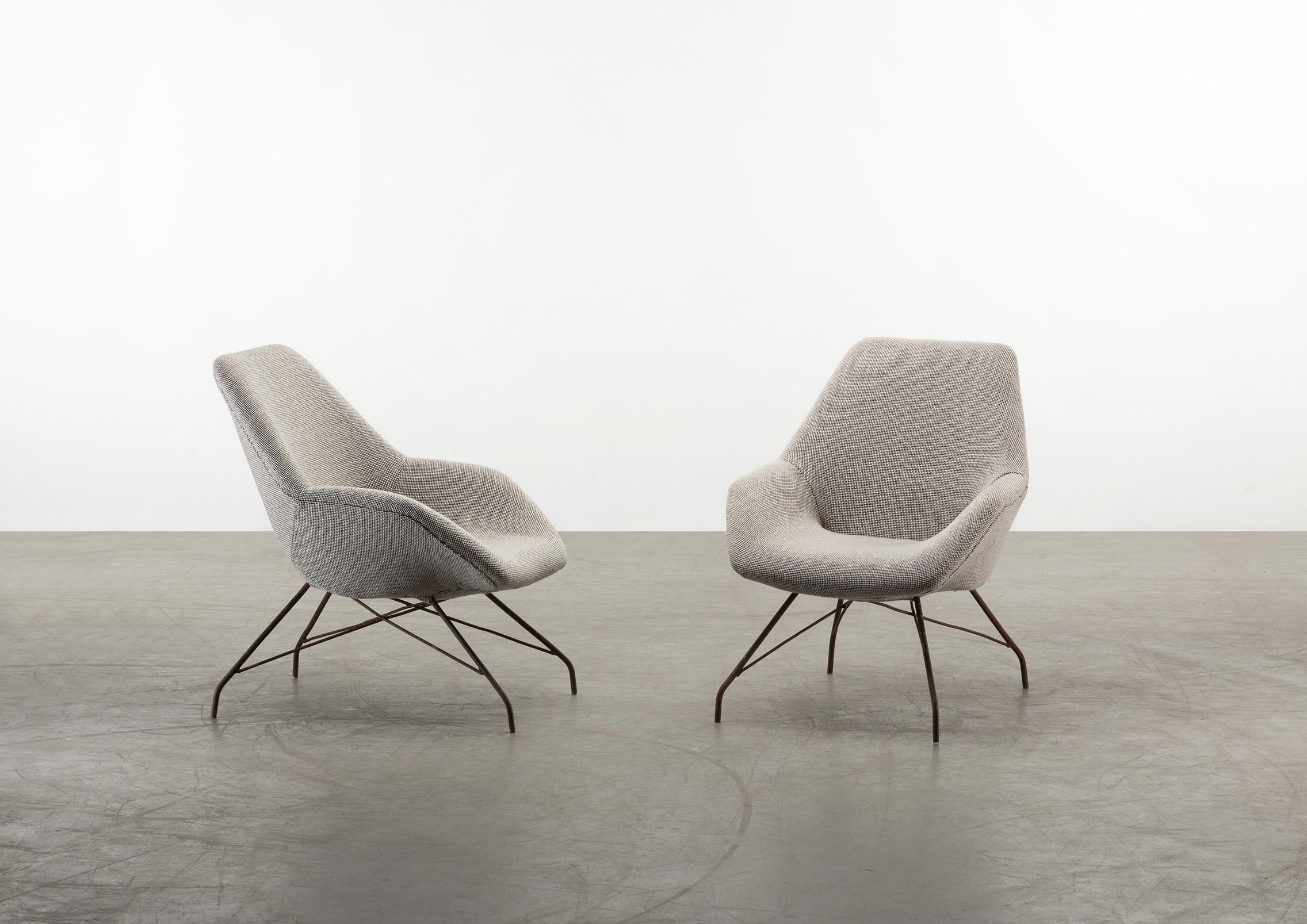 Los diseñadores Carlo Hauner (1927-1997) y Martin Eisler (1913-1977) fueron los fundadores de la influyente empresa brasileña de muebles Forma, creada en 1953. Centrado en los procesos industriales, su trabajo se caracteriza por el uso de maderas