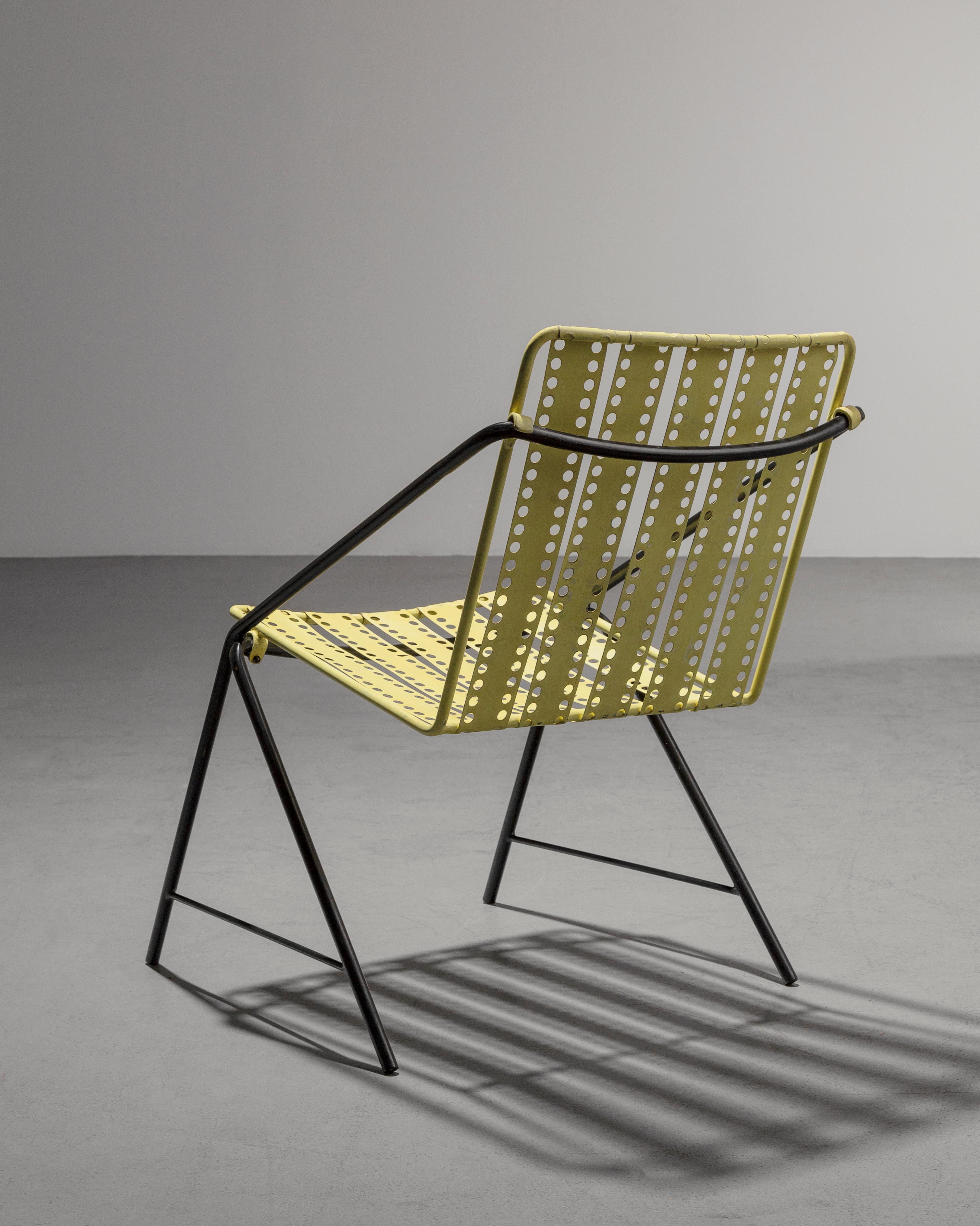 Mathieu Matégot era un designer ungherese famoso per l'uso innovativo di diversi materiali industriali come il legno, la pelle e il metallo. Per la sedia Santiago, disegnata nel 1954, utilizzò una lamiera perforata. È stato il primo designer ad