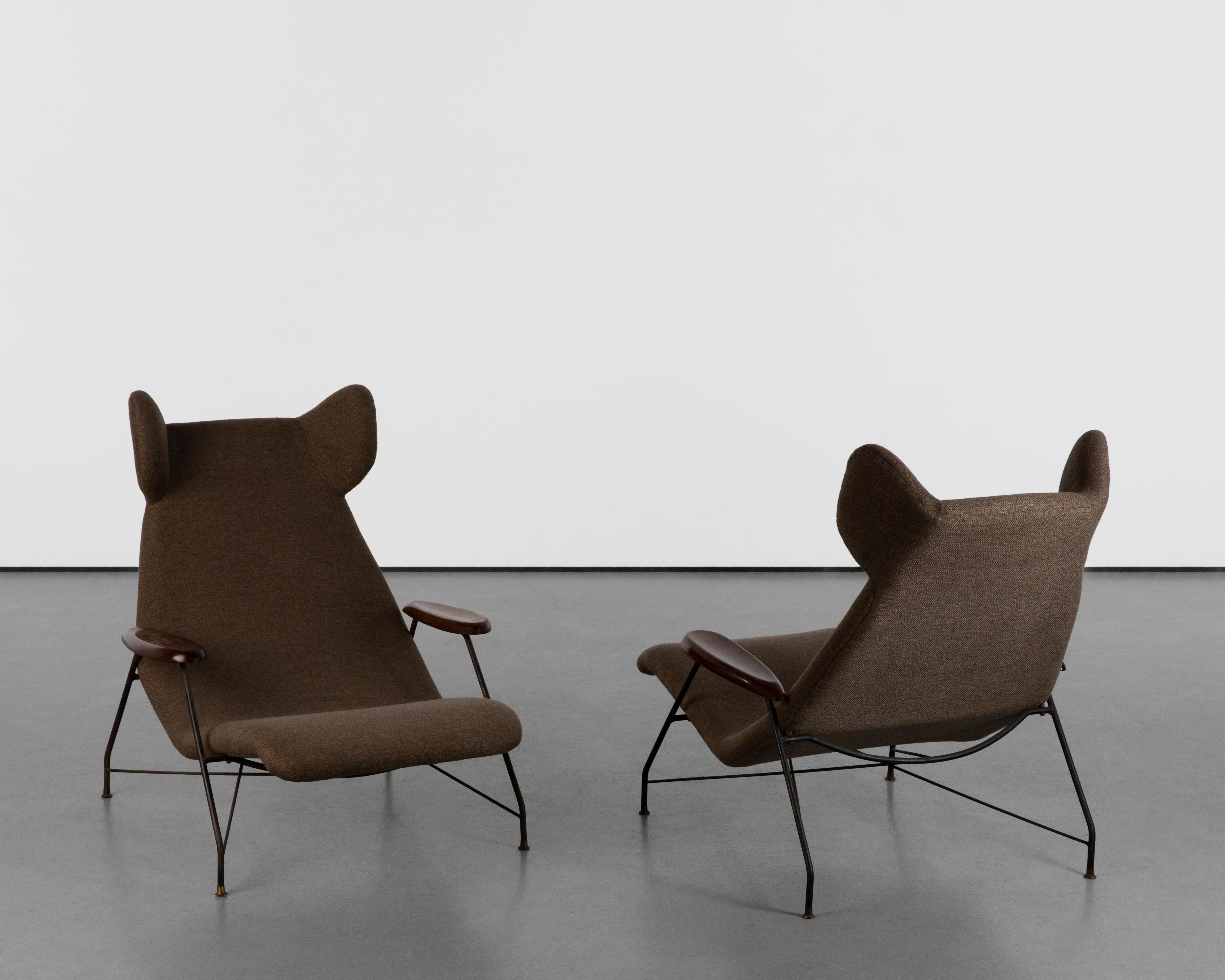 Carlo Hauner nació en Italia, donde estudió arte y diseño. En 1948 se trasladó a Brasil para dedicarse al diseño, la cerámica y el textil. Estuvo con Martin Eisler, cofundador de Forma, una importante empresa de muebles que contribuyó en gran medida