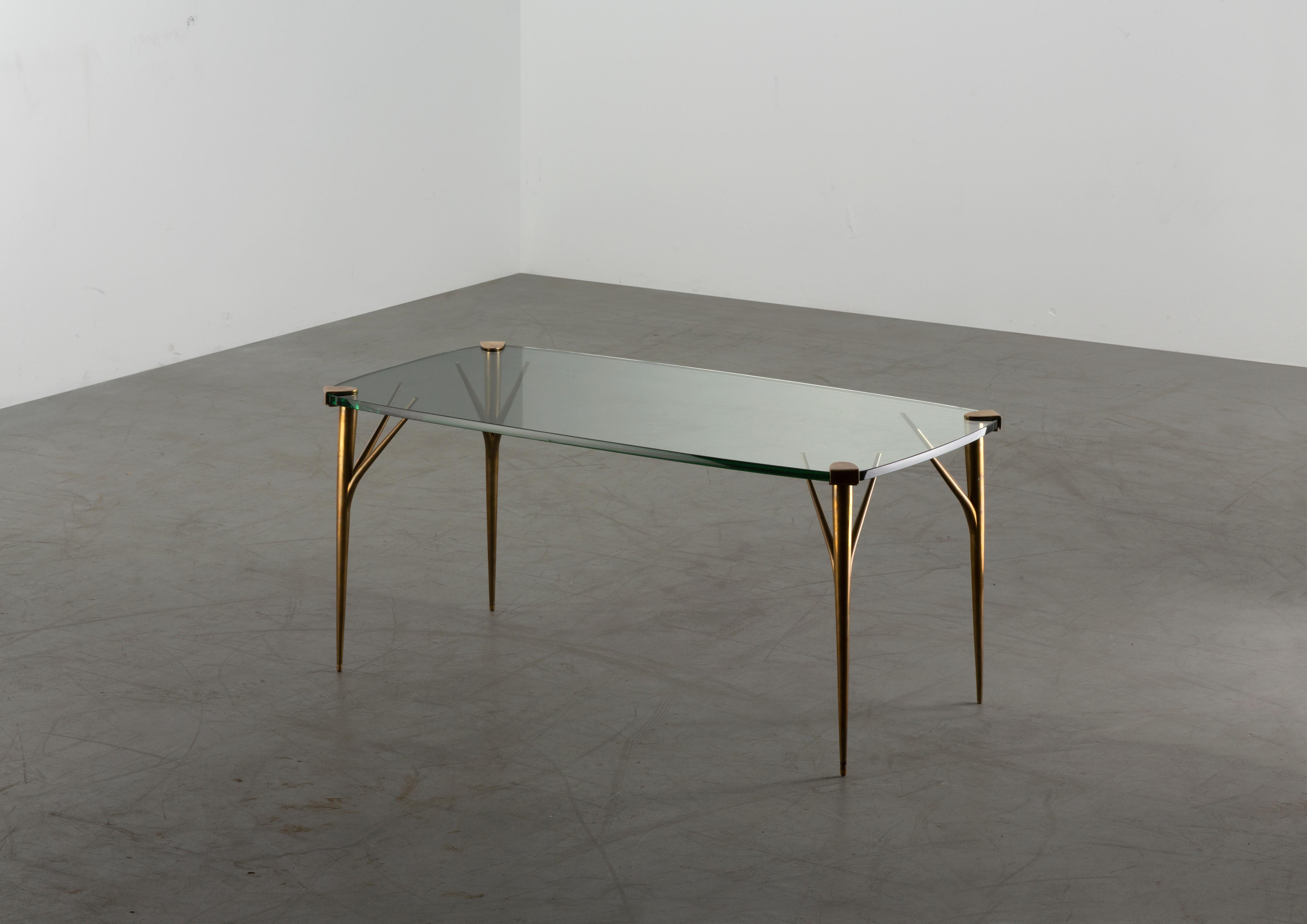 Max Ingrand war ein französischer Designer, Glasbläser und Dekorateur. Nach seinem Studium an der Nationalen Schule für dekorative Künste in Paris beherrschte er die Techniken der Glasmalerei und der Glasgravur. Nach seiner Rückkehr aus dem Krieg