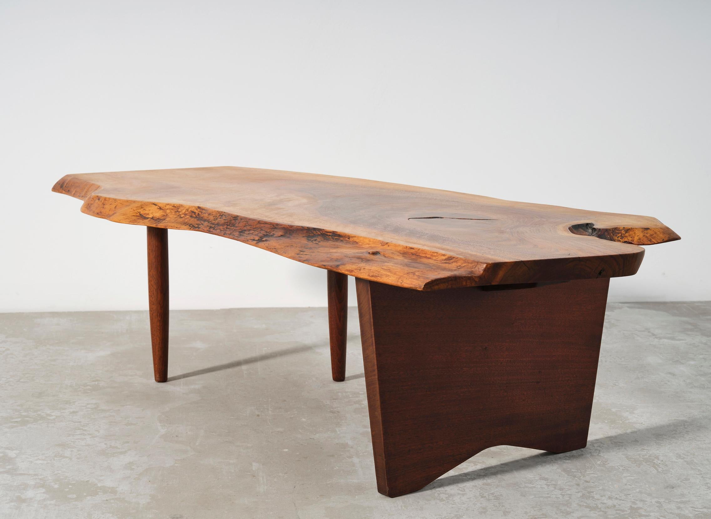 Der japanisch-amerikanische Architekt und Vater der amerikanischen Handwerksbewegung George Nakashima gehört zur ersten Generation der Studiomöbelbauer und gilt als äußerst einflussreich auf dem Gebiet der zeitgenössischen Holzbearbeitung. Er