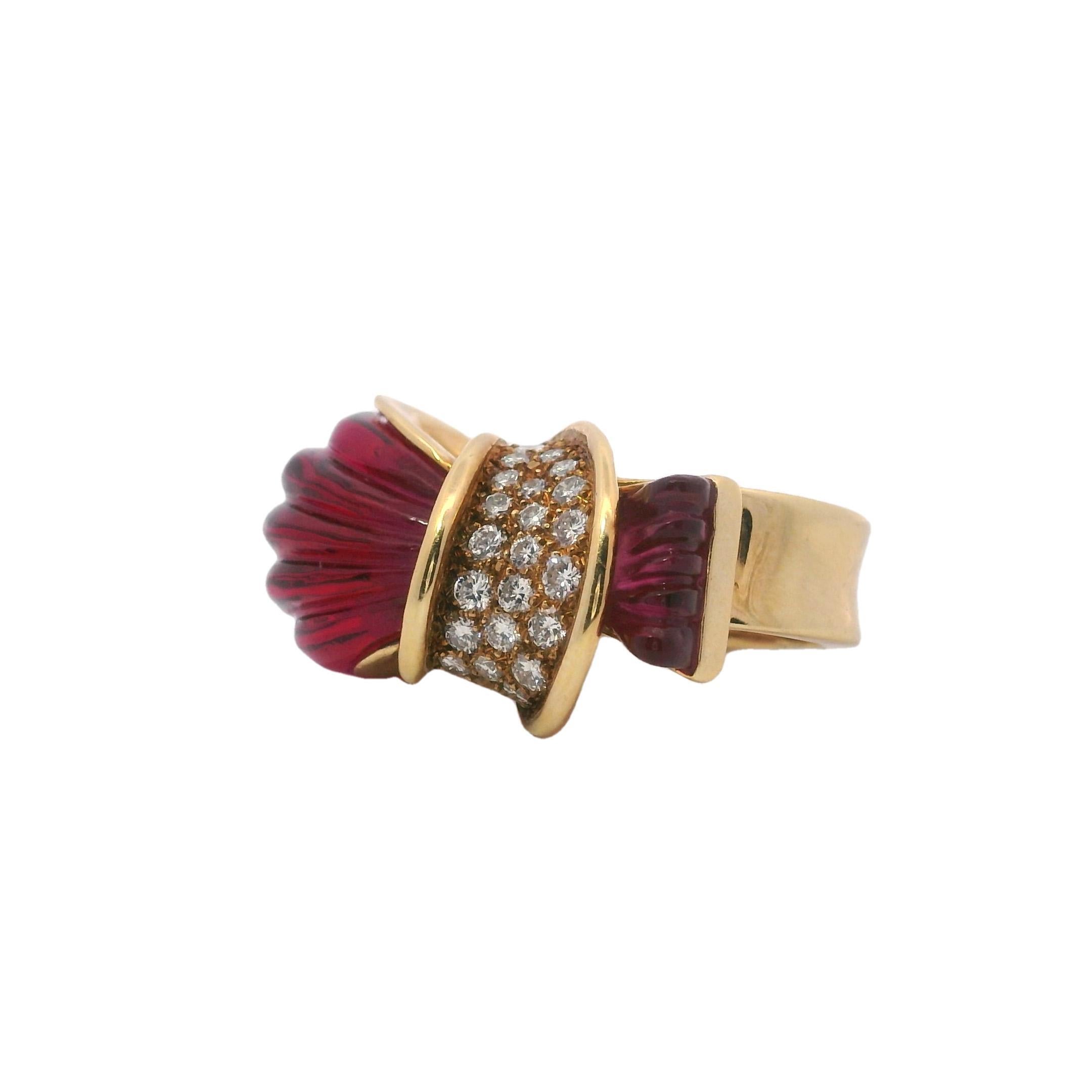 Modernista Anello giallo di metà secolo 1960 in oro 18kt con tormalina rosa e diamanti in vendita