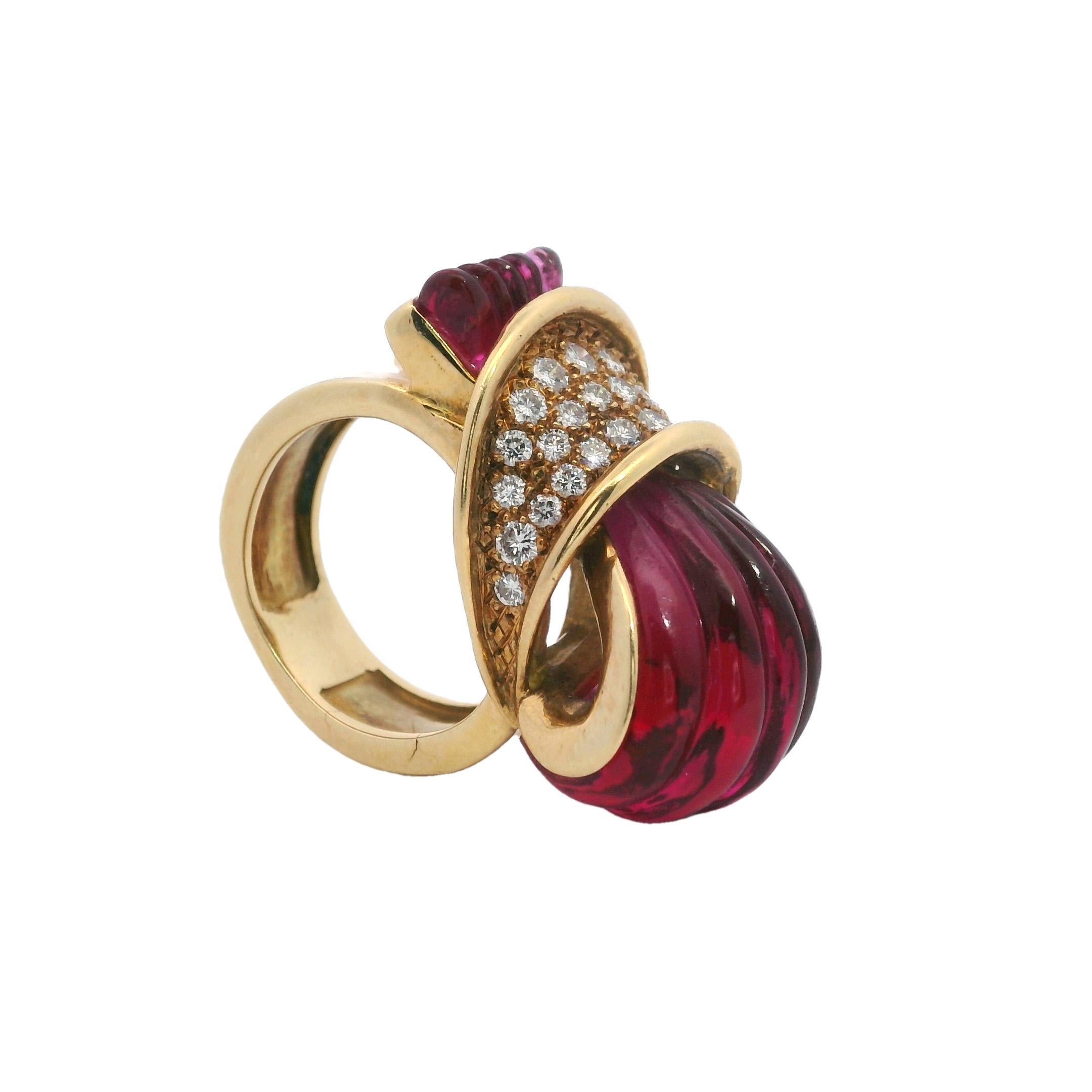 Taglio rotondo Anello giallo di metà secolo 1960 in oro 18kt con tormalina rosa e diamanti in vendita