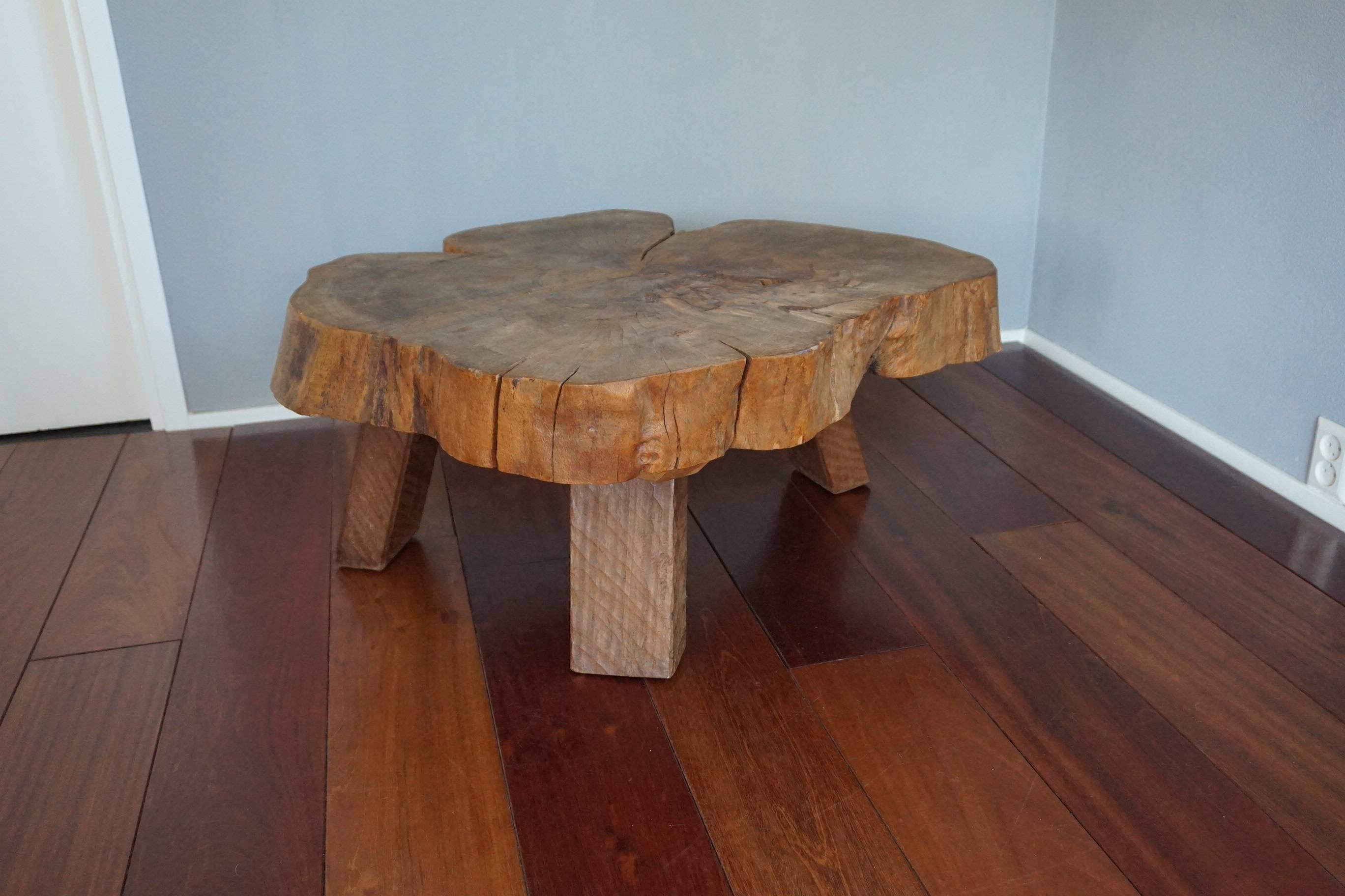 Rustic and great looking, natural materials table.

This all-natural tree trunk coffee table from circa 1960-1970 is a real eyecatcher and highly practical at the same time. Both in diameter and in height this could be thé perfect coffee table in