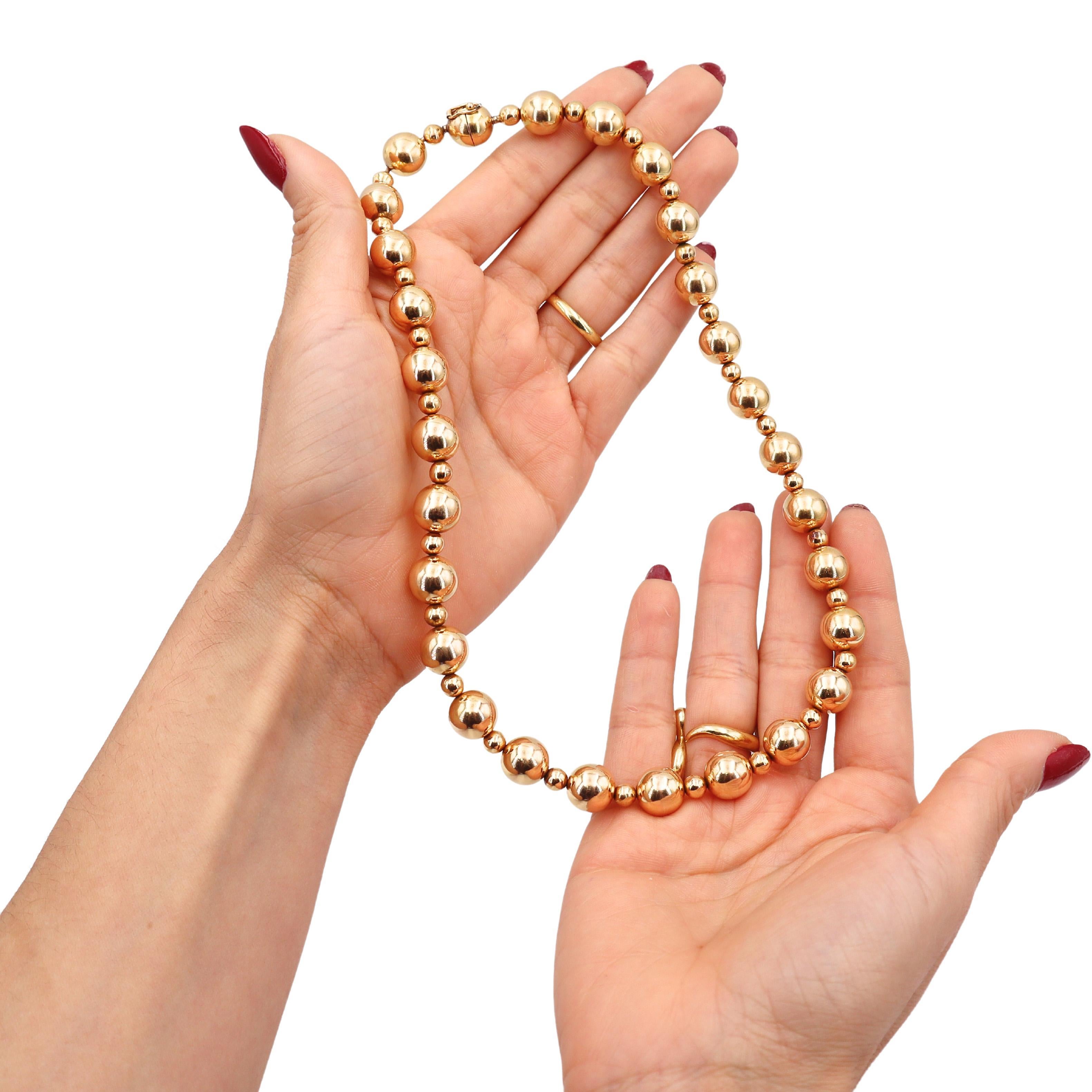 Remontez le temps et embrassez l'allure de l'ère du milieu du siècle avec ce collier Circa 1960/70s Mid-Century. Réalisé en or jaune 18 carats, ce collier est un véritable témoignage de l'élégance intemporelle et du savoir-faire artisanal de
