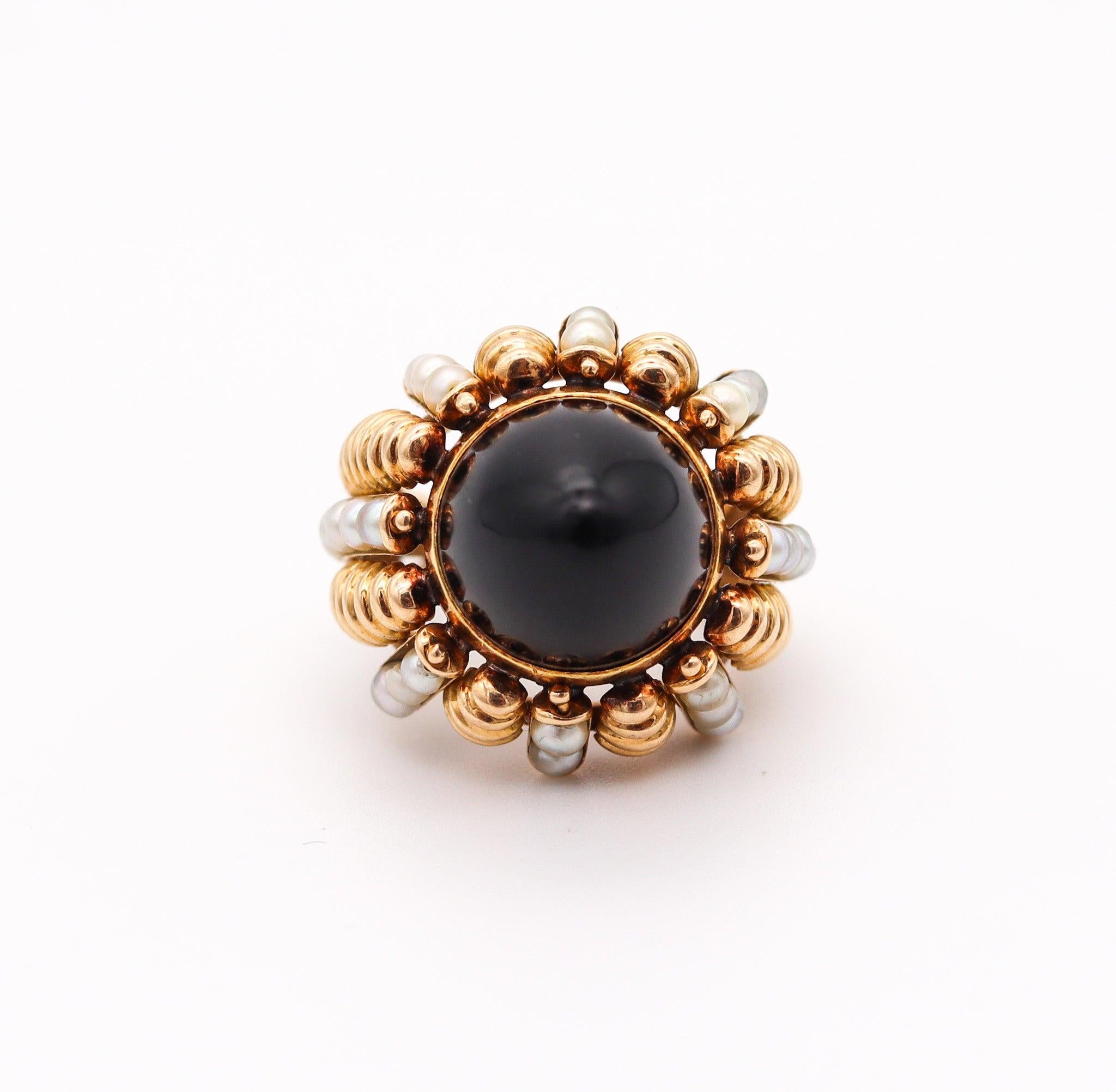 MID CENTURY 1960 Italian Modernist Cluster Ring In 18Kt Yellow Gold With Pearls In Excellent Condition For Sale In Miami, FL