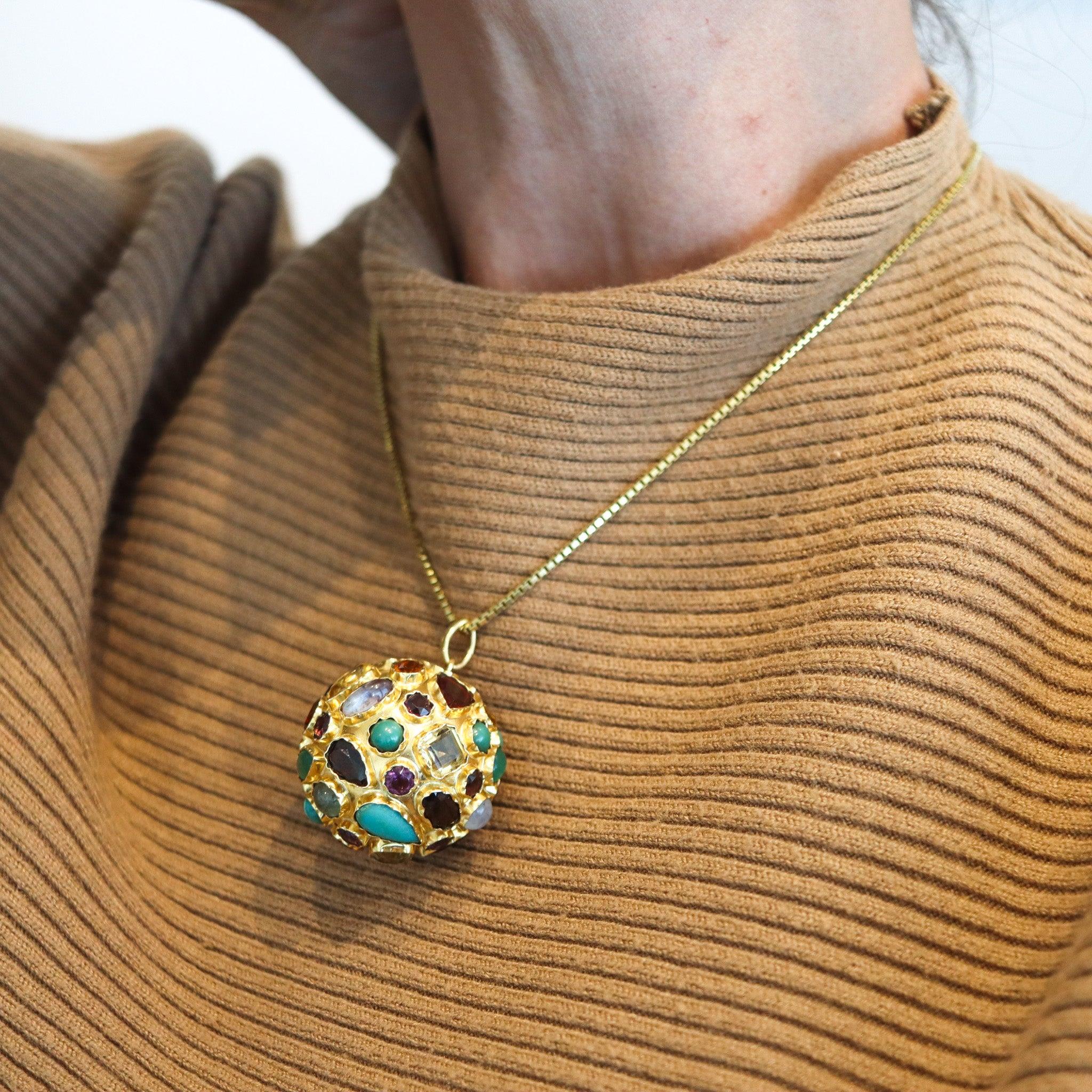 Ciondolo-charm oversize disegnato a Barcellona in Spagna.

Si tratta di un ciondolo-charm di grandi dimensioni creato a metà del secolo scorso a Barcellona, in Spagna, nel 1950. Il ciondolo è stato realizzato come una palla da discoteca in oro