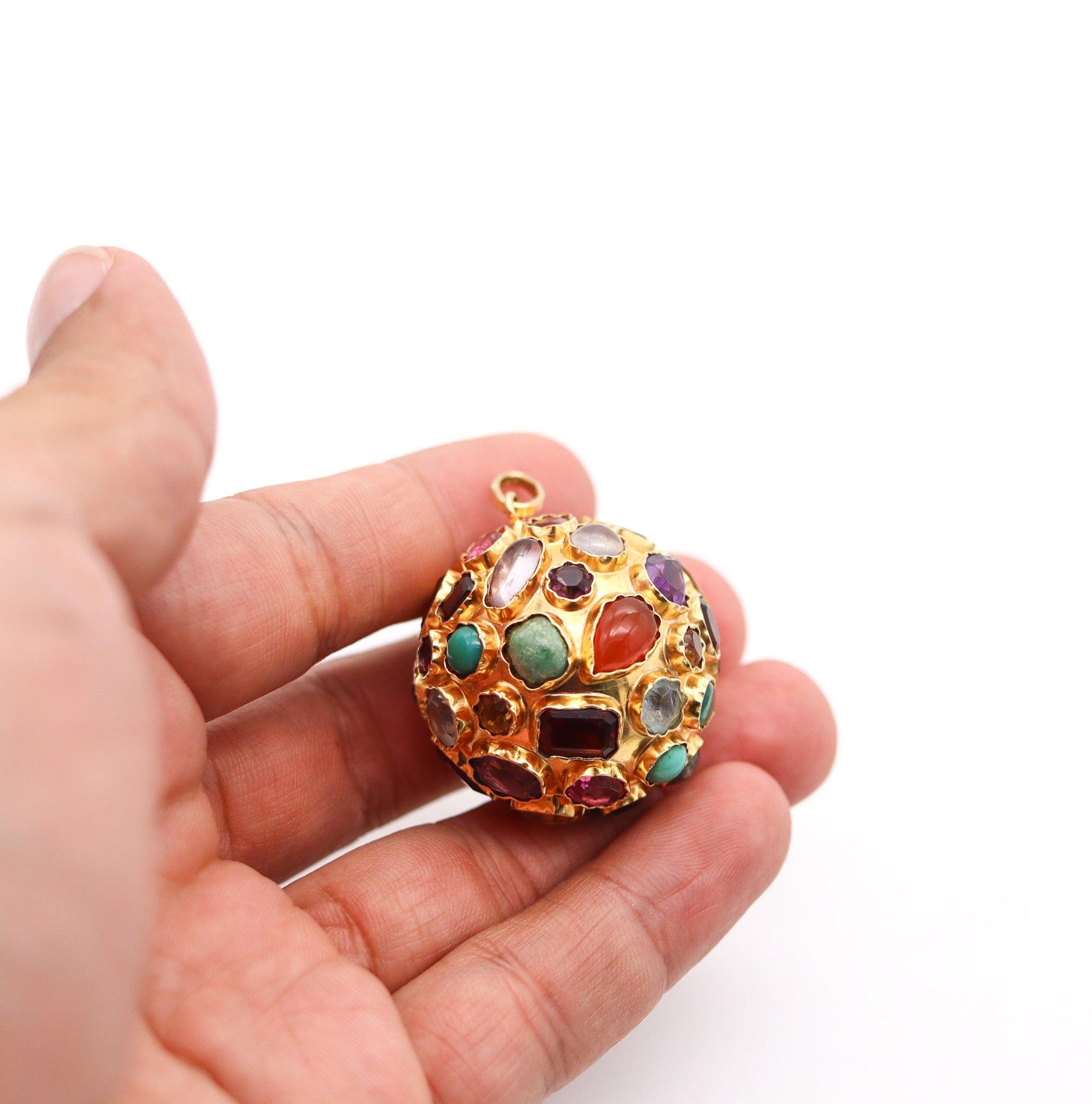 Donna Ciondolo a forma di palla massiccia del 1960 in oro 18Kt con pietre preziose in vendita