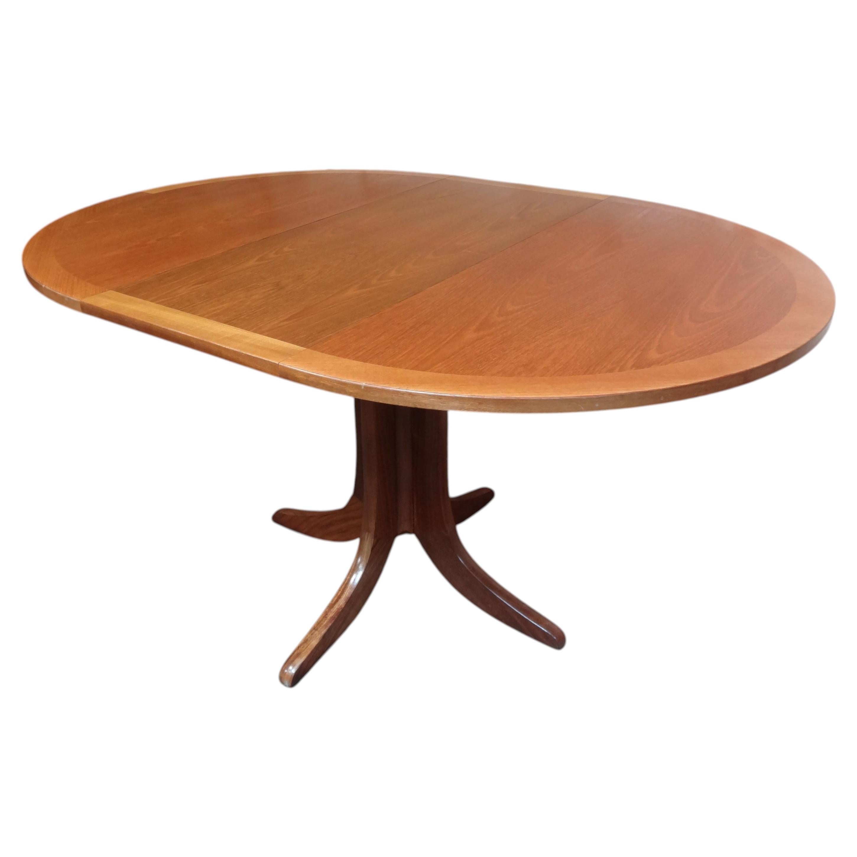 Mesa de comedor extensible de teca danesa retro de mediados de siglo de 1960 con base en cruz