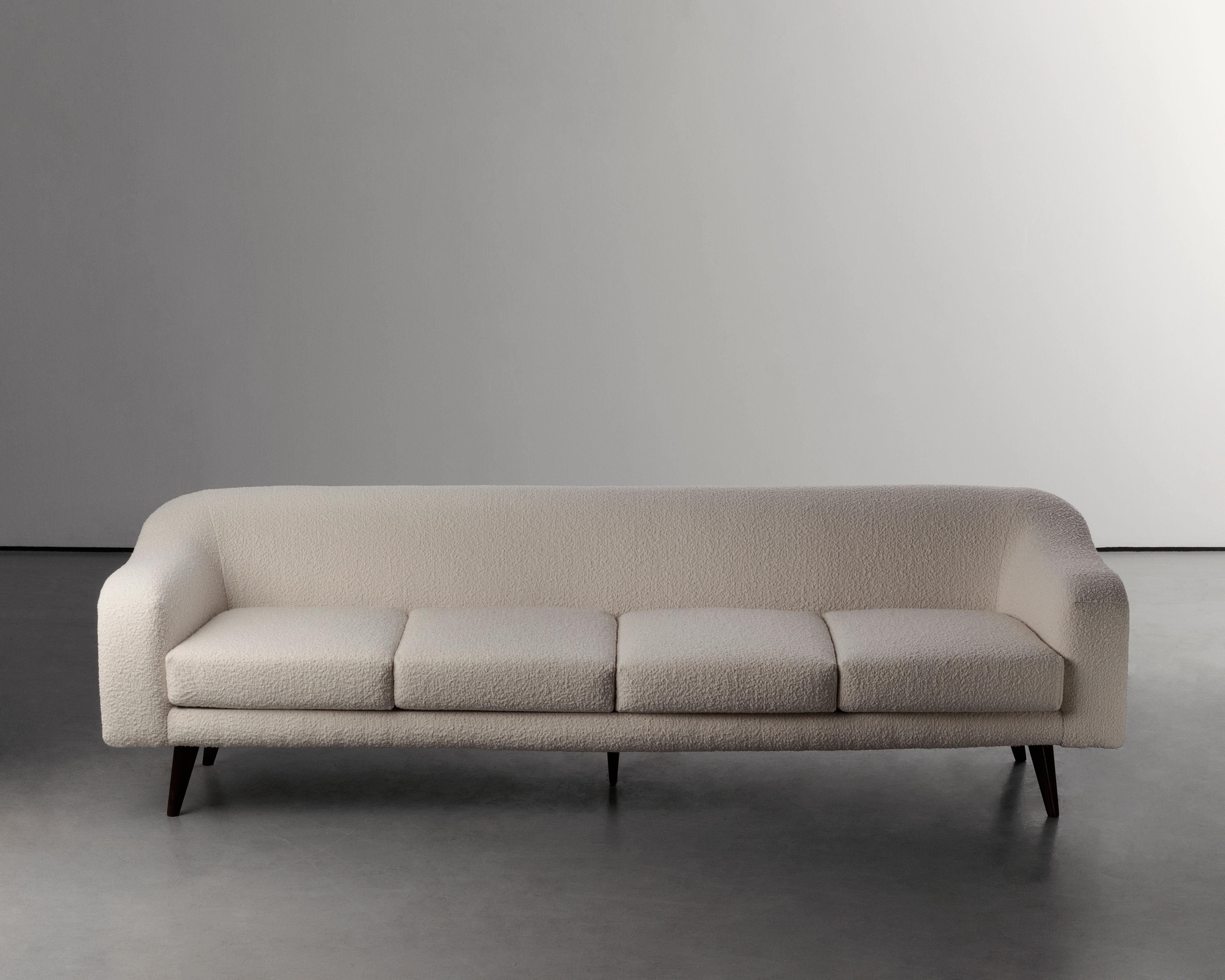 The Curva Lounge Set was designed in the 1960s for Tenreiro Moveis e Decoraçaos. Its width and inviting form provide great comfort. From every angle the seat offers a graceful profile, with soft balanced curves and overflowing armrests. Joaquim