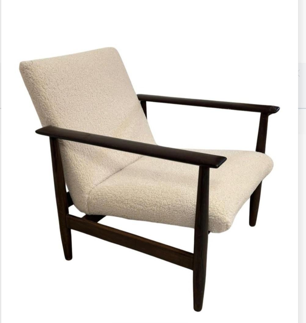 Dieser dänische Afromosia-Sessel aus der Mitte der 1960er Jahre ist ein stilvolles, komplett montiertes Möbelstück, das jedem Wohnzimmer einen Hauch von Retro-Charme verleiht. Er wird von einer dänischen Marke hergestellt und verfügt über eine neue
