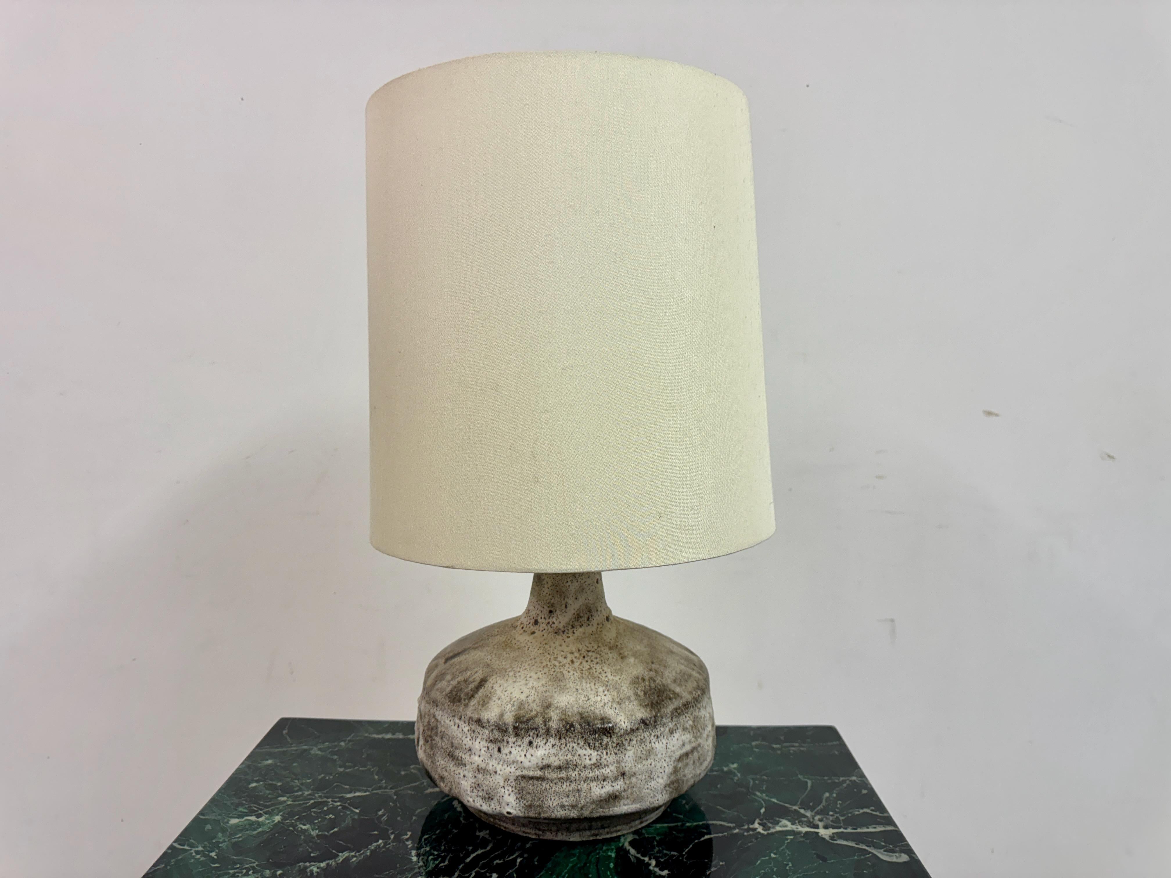 Mid-Century moderno Lampada da tavolo in ceramica di metà secolo 1960 con finitura maculata in vendita
