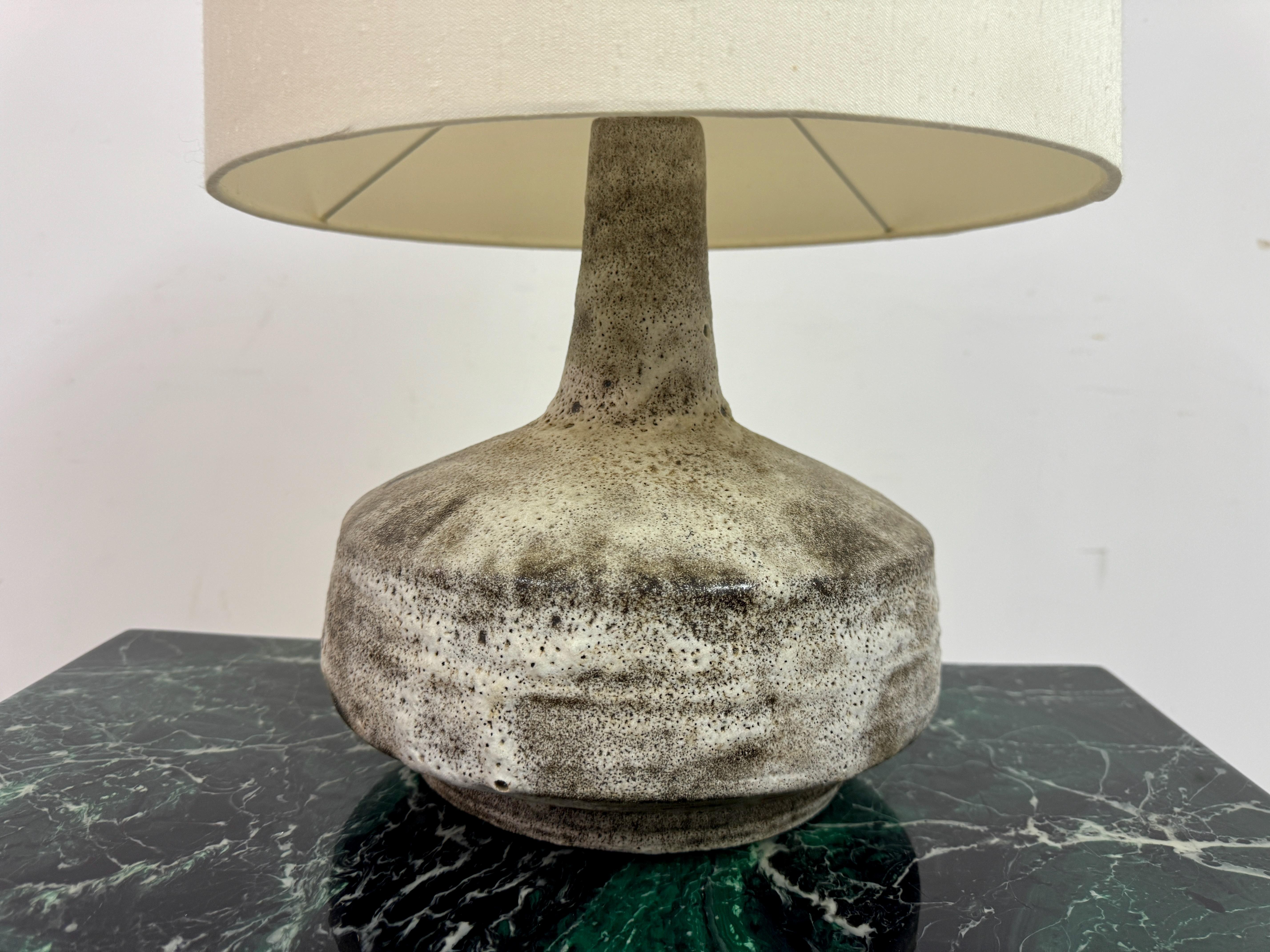 Lampada da tavolo in ceramica di metà secolo 1960 con finitura maculata In condizioni buone in vendita a London, London