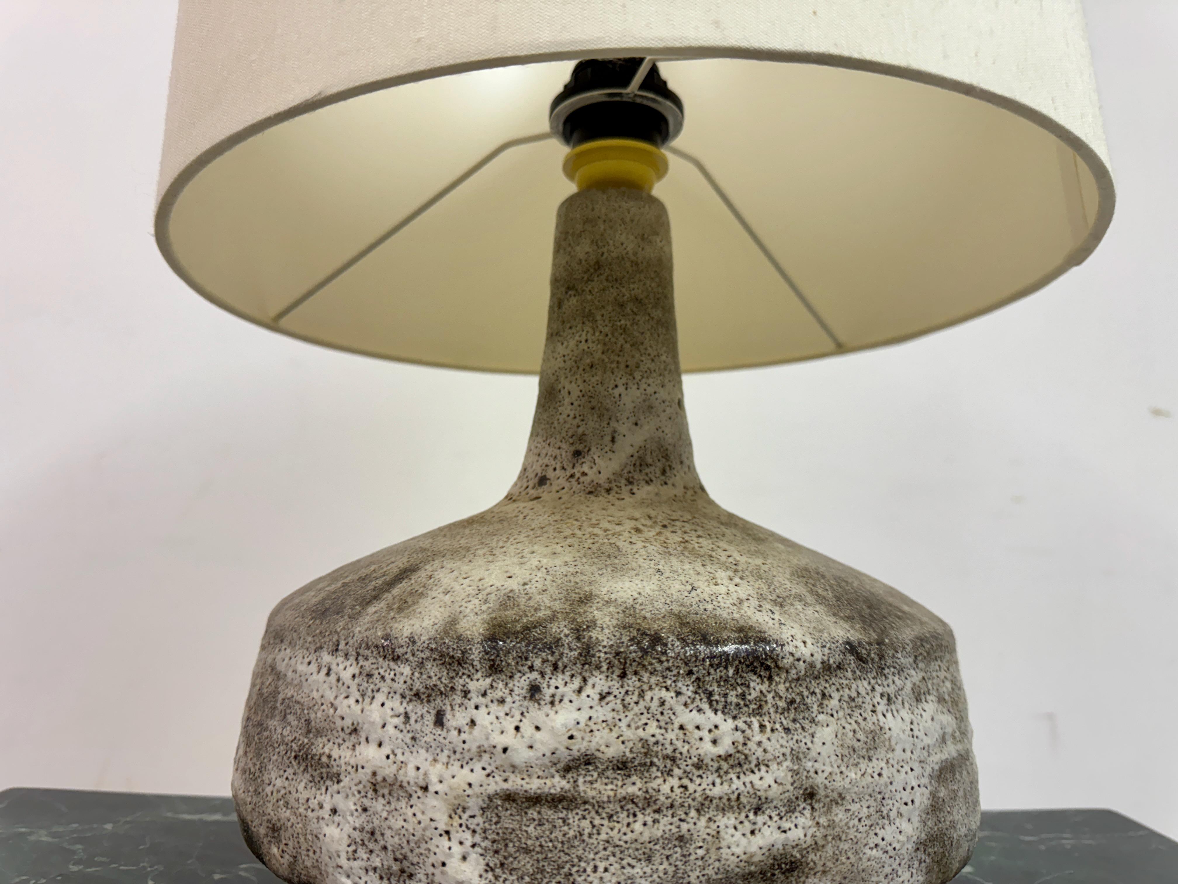 XX secolo Lampada da tavolo in ceramica di metà secolo 1960 con finitura maculata in vendita