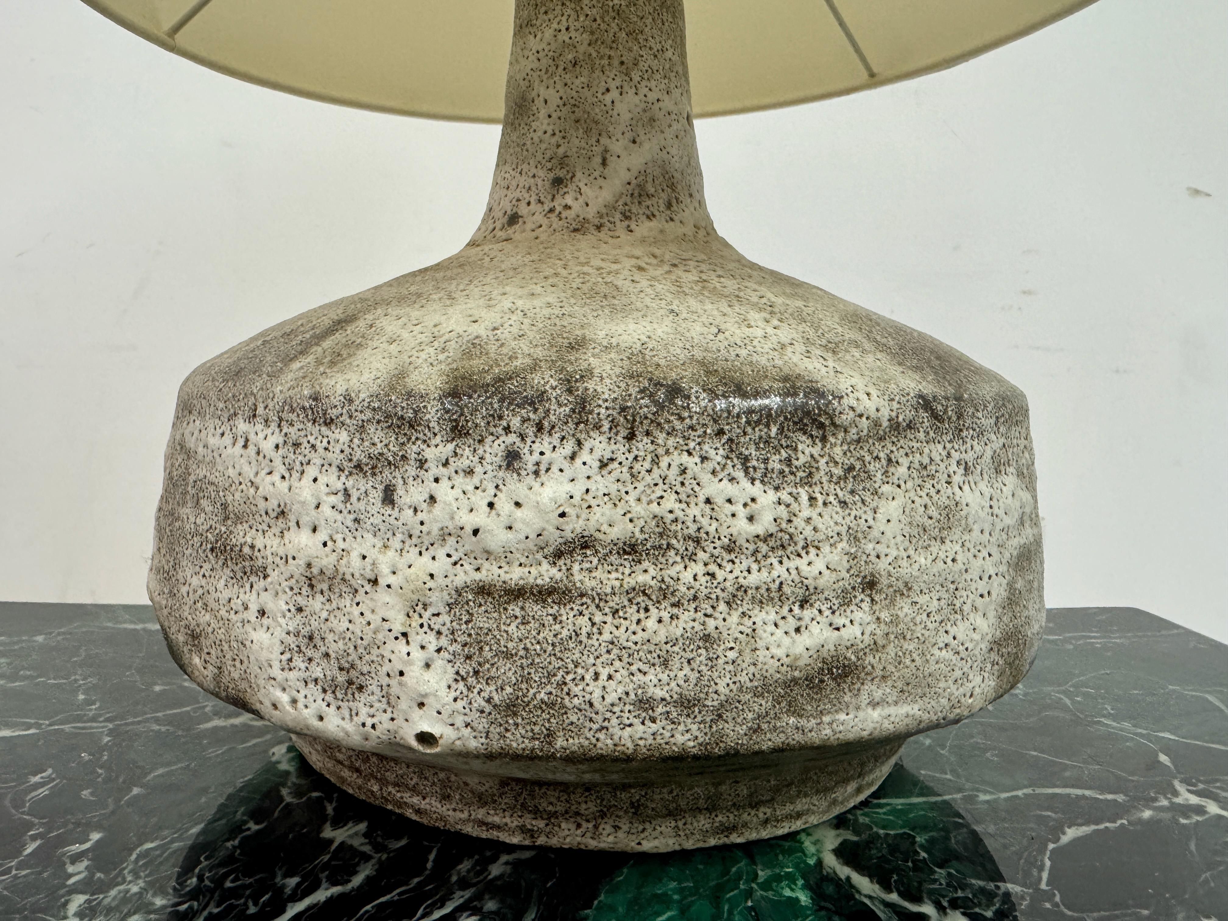 Ceramica Lampada da tavolo in ceramica di metà secolo 1960 con finitura maculata in vendita