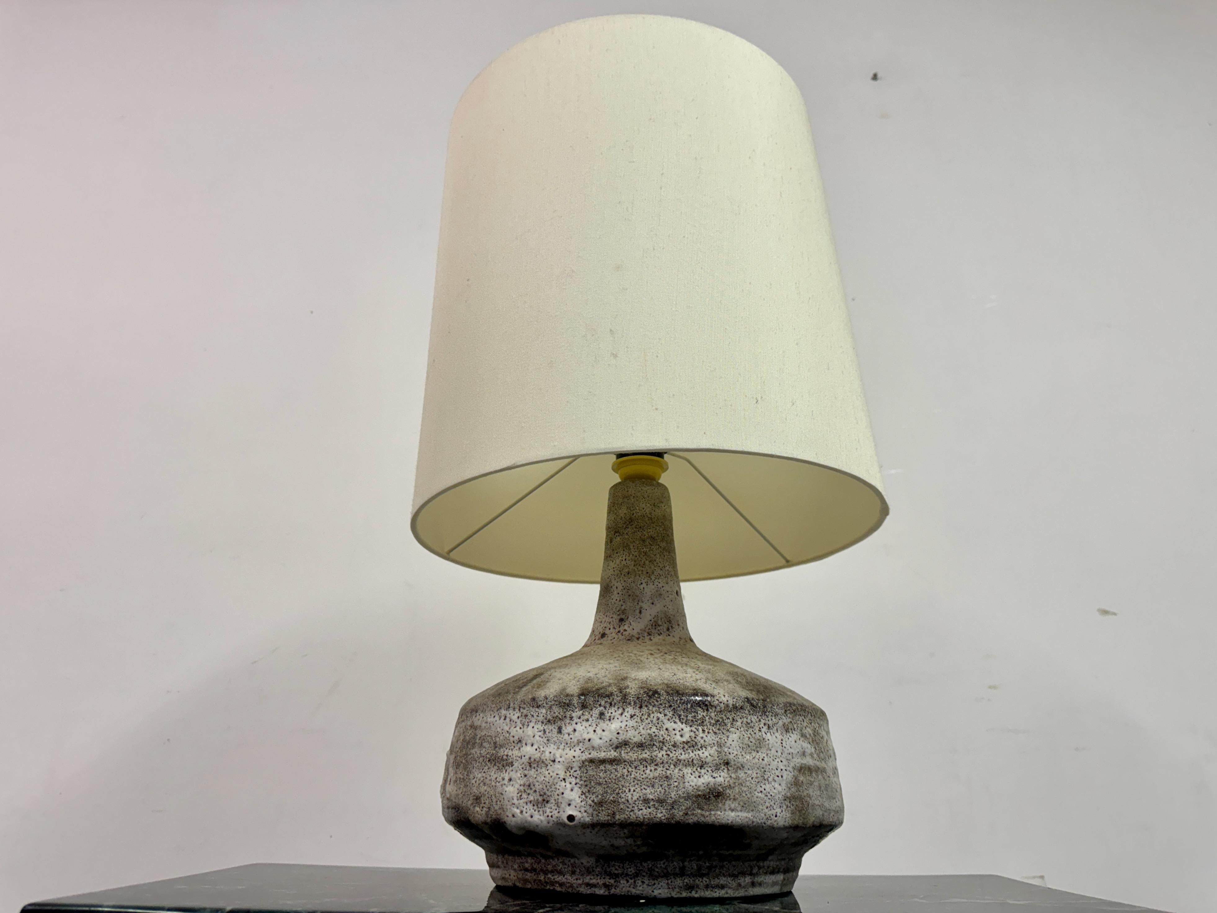 Lampada da tavolo in ceramica di metà secolo 1960 con finitura maculata in vendita 1
