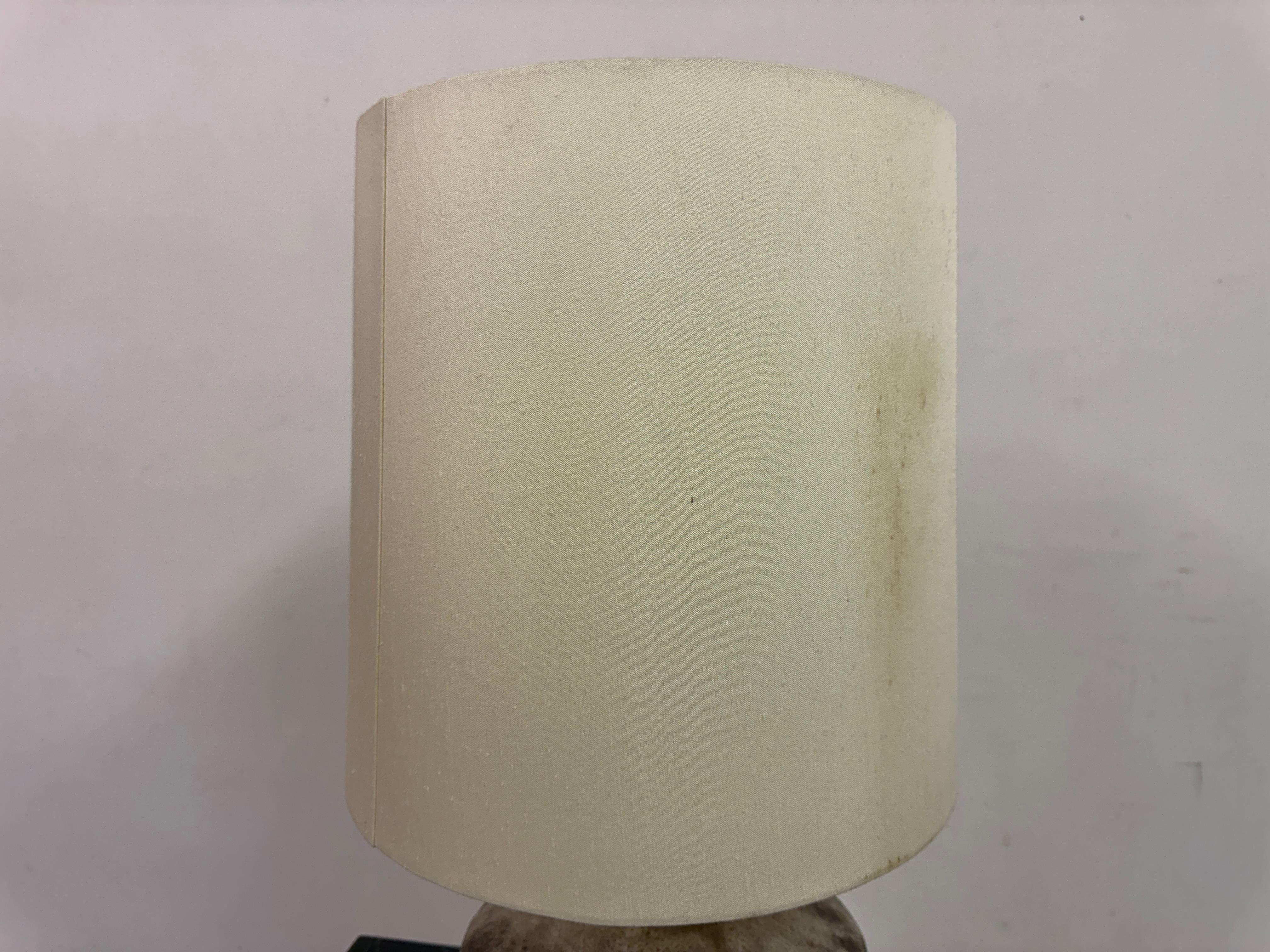 Lampada da tavolo in ceramica di metà secolo 1960 con finitura maculata in vendita 2