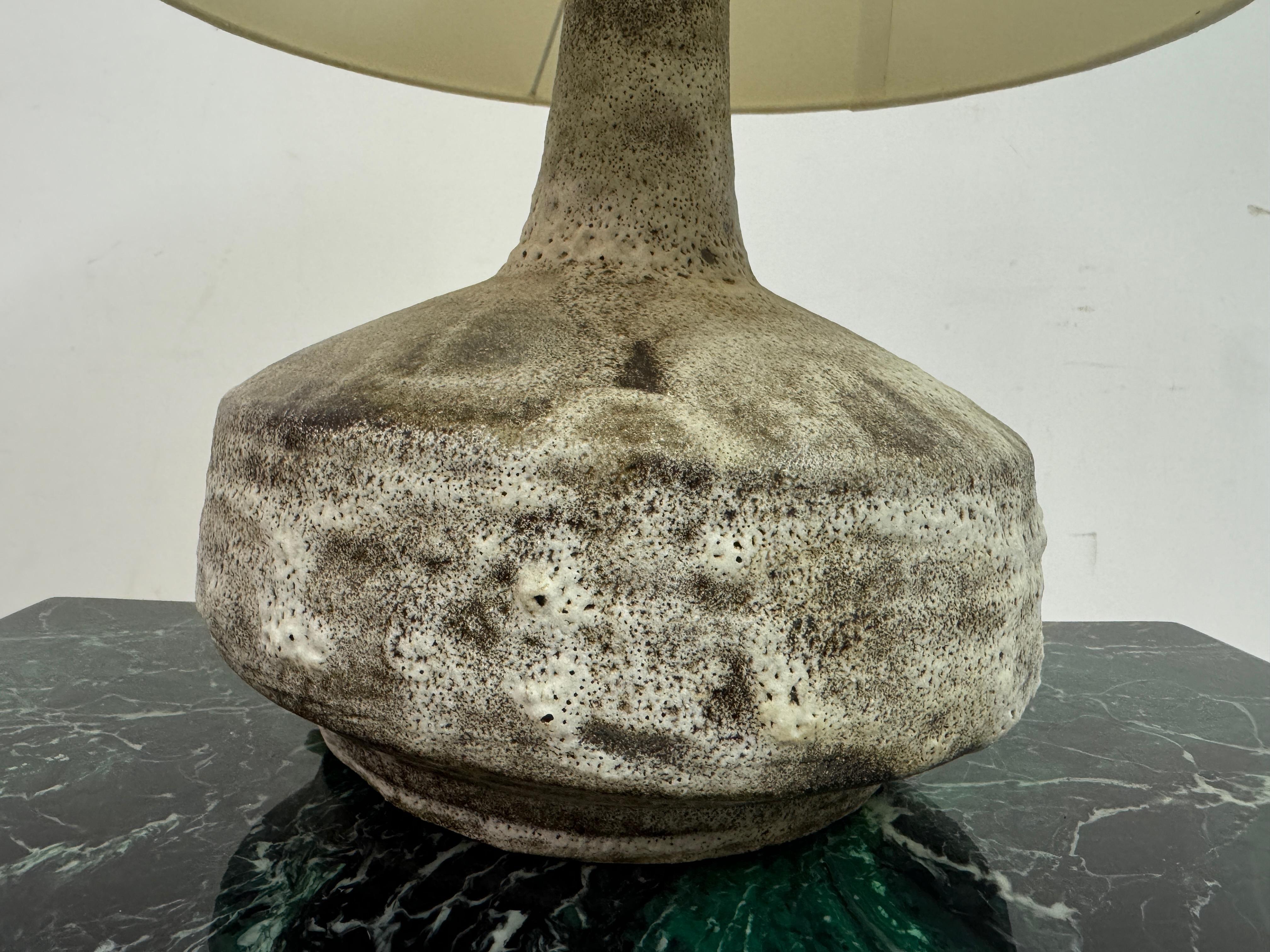 Lampada da tavolo in ceramica di metà secolo 1960 con finitura maculata in vendita 3
