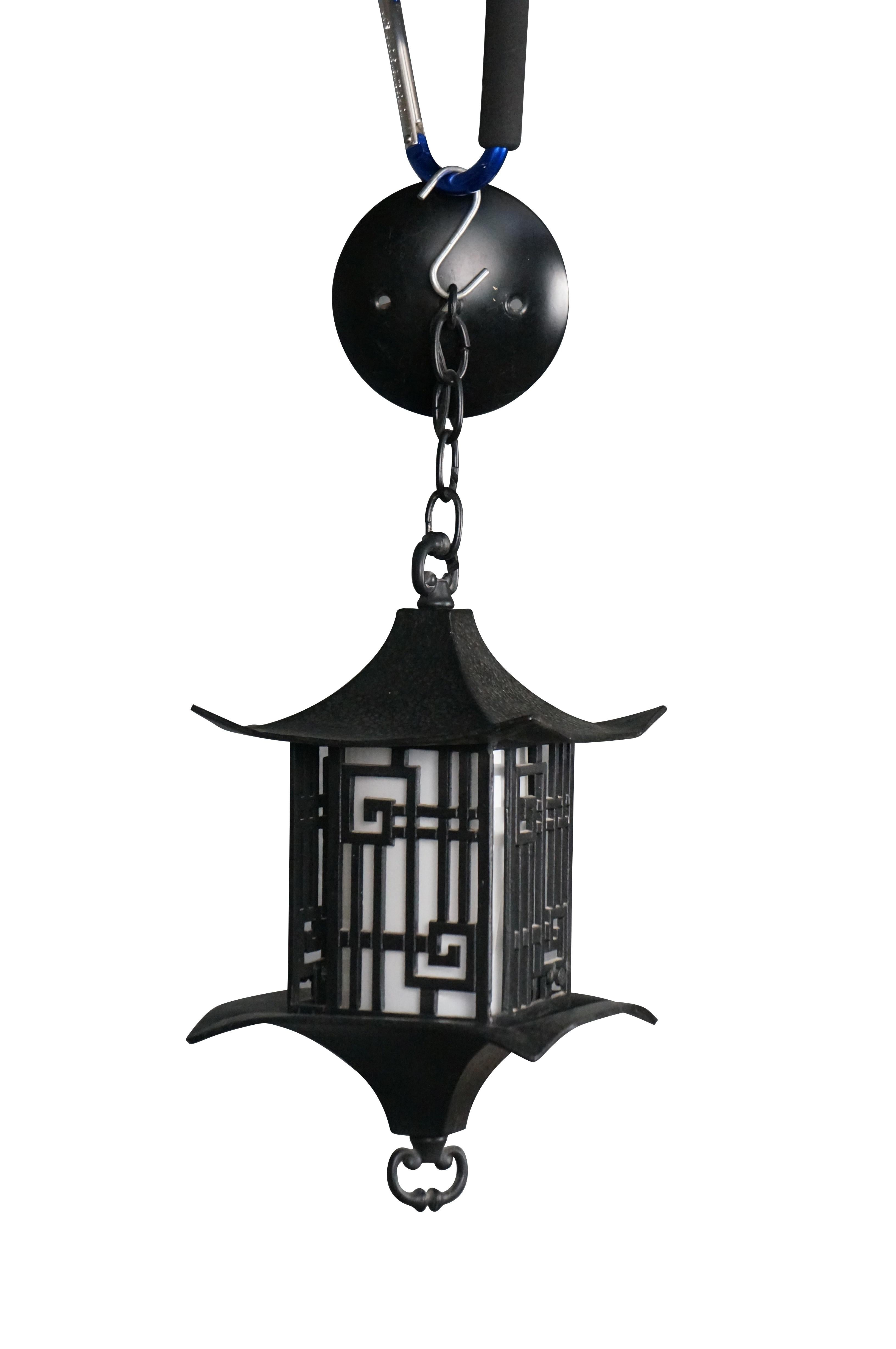 Lámpara colgante Pagoda china de mediados de los 60 Chinoiserie en Bastante bueno estado para la venta en Dayton, OH