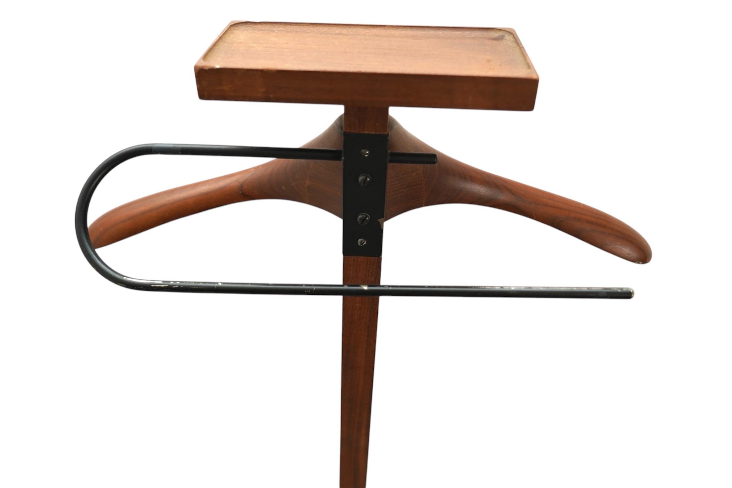Mid Century 1960s Danish Modern Rosewood & Metal Standing Valet

A beautifully crafted Danish teak valet from the 1960s, designed with functionality and style in mind. This sculptural piece seamlessly blends teak  and metal in a sleek modernist