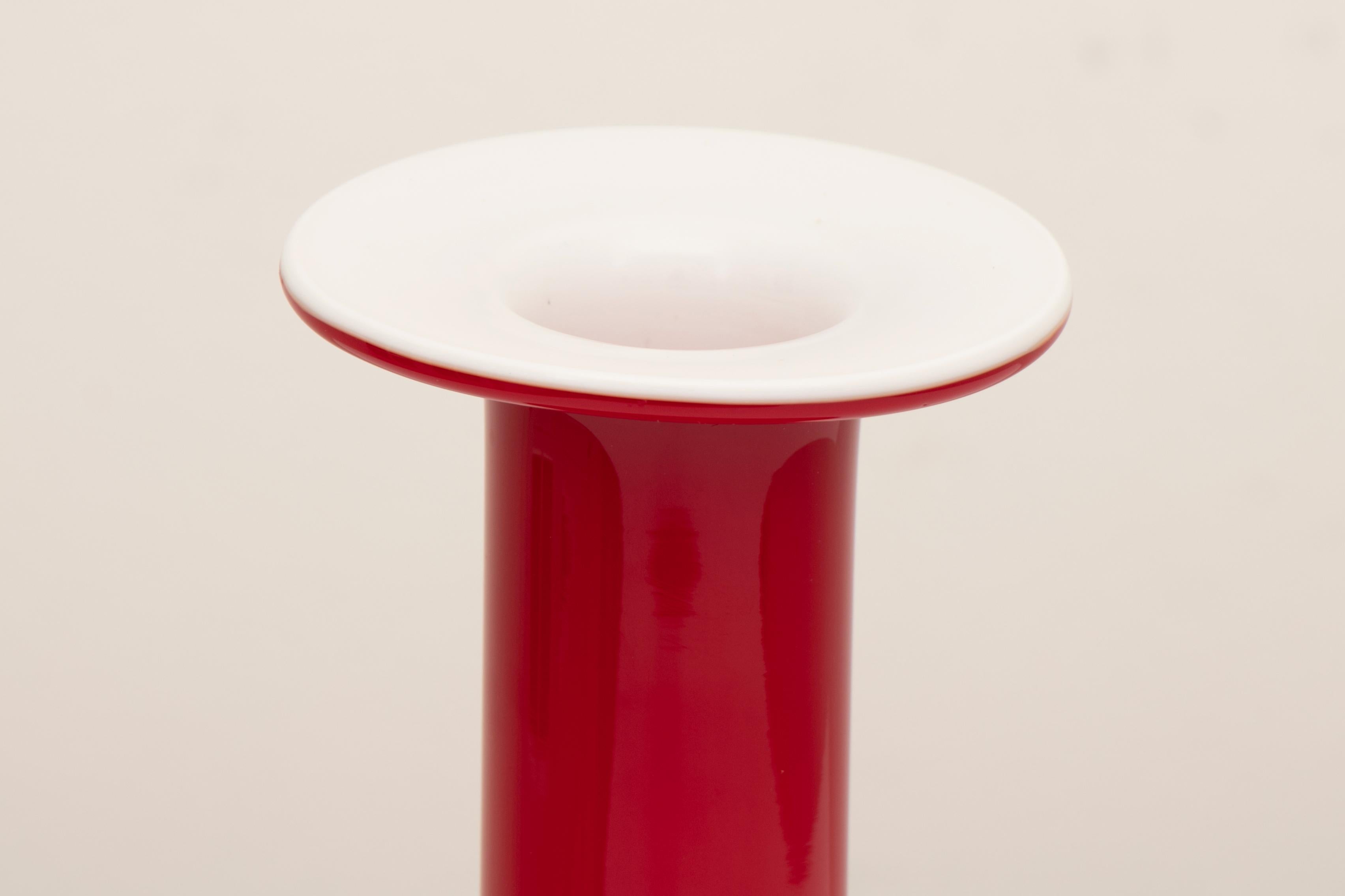 1960s Danish Holmegaard Gulvase in a stunning vivid red with an encased white contrasting interior. Designed by Otto Brauer for Kastrup Holmegaard. The original label is still intact as shown in the images.

Measures: H 36.5 cm, W 15 cm, D 15 cm.