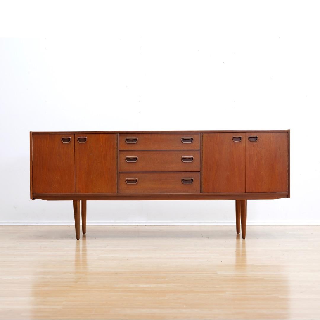 Mid-Century moderno Credenza danese in teak della metà degli anni '60 in vendita