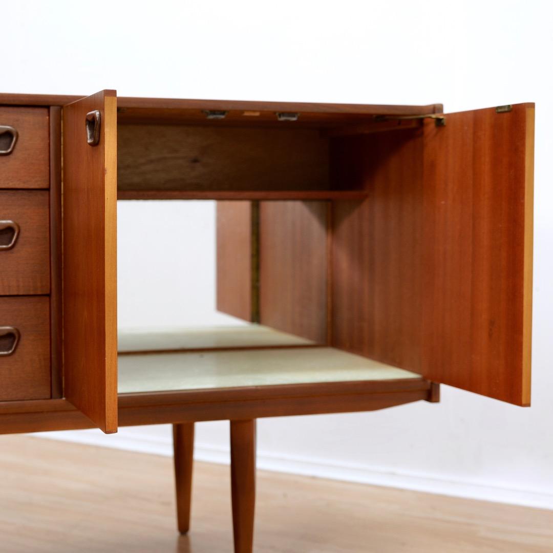 Credenza danese in teak della metà degli anni '60 in vendita 1