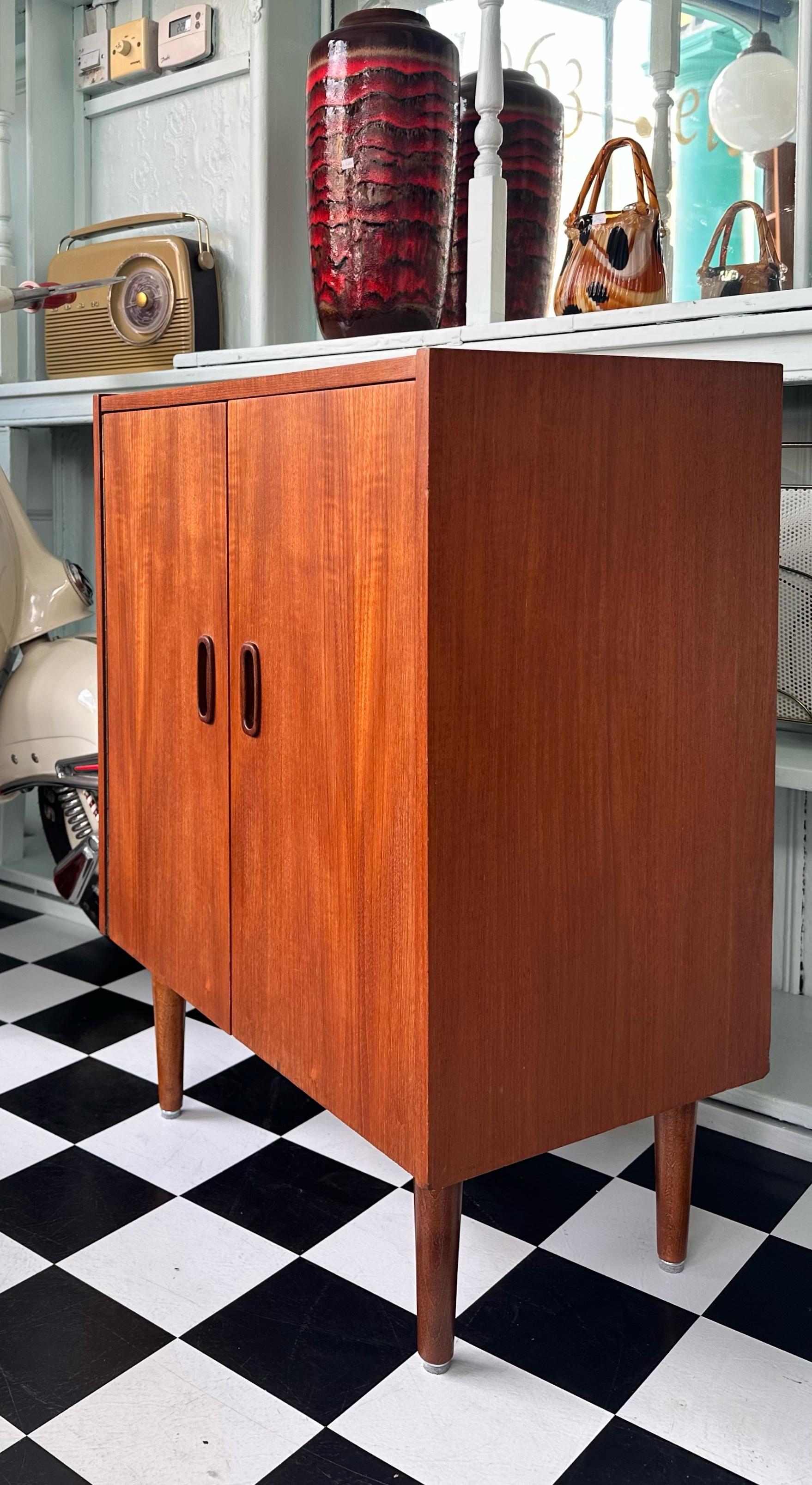 Mid-Century 1960’s Danish Teak Vinyl Record Cabinet In Good Condition In London, GB