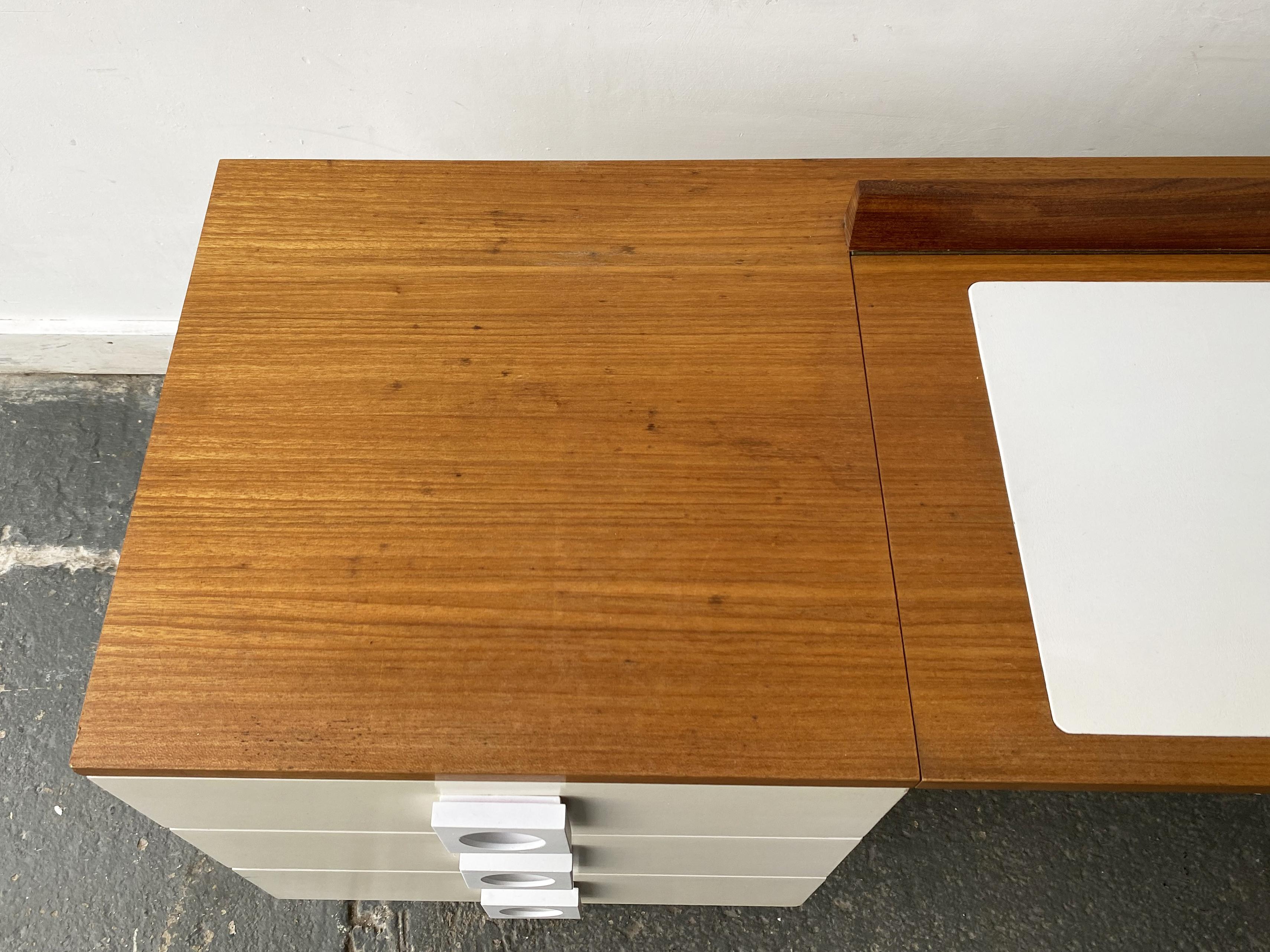 Mid century 1960’s desk/dressing table by Uniflex In Good Condition For Sale In London, GB