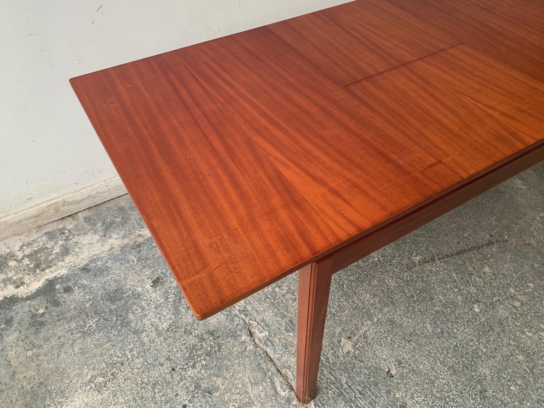 Mid century 1960’s extending dining table by A.H.Mcintosh of Kirkcaldy In Excellent Condition For Sale In London, GB