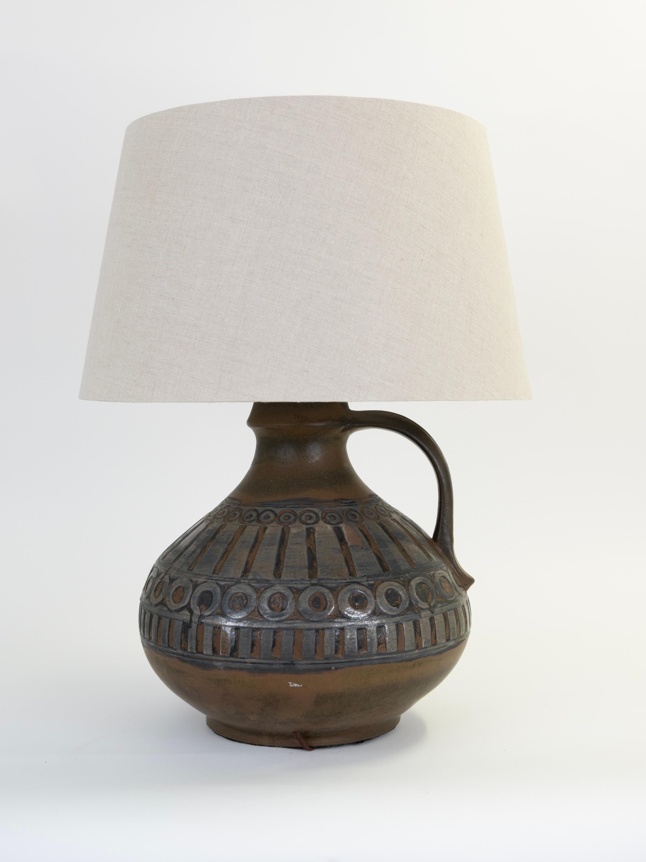 Lampada in ceramica fatta a mano tedesca di metà secolo (anni '60) In condizioni buone in vendita a Wainscott, NY