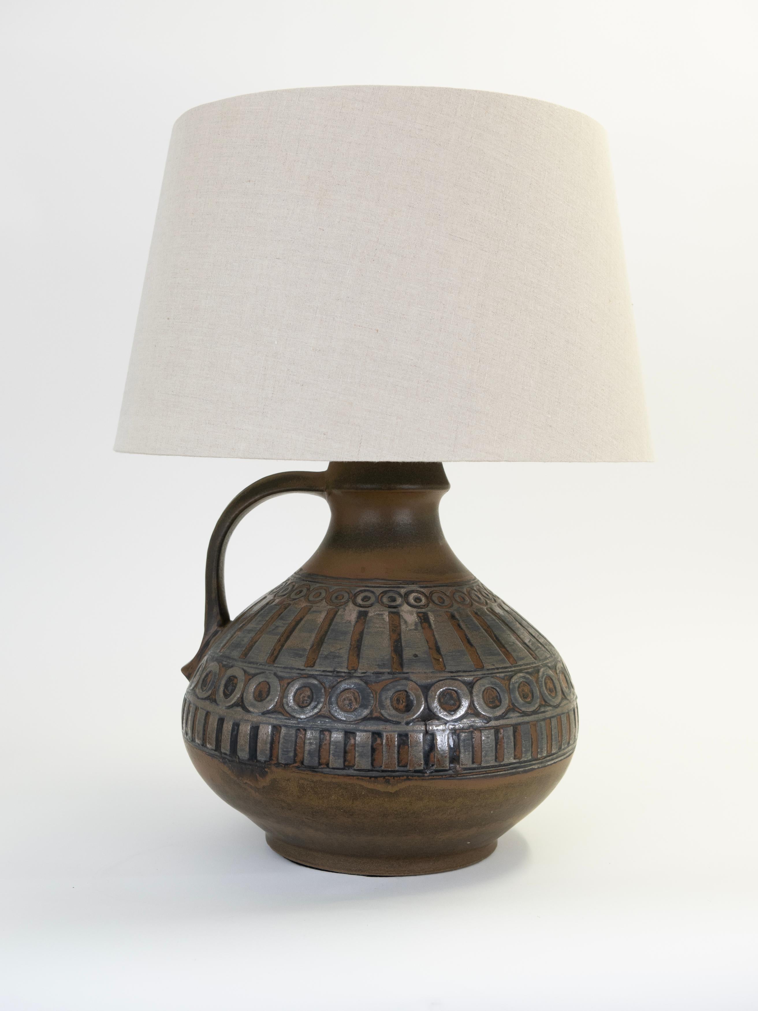 Lampada in ceramica fatta a mano tedesca di metà secolo (anni '60) in vendita