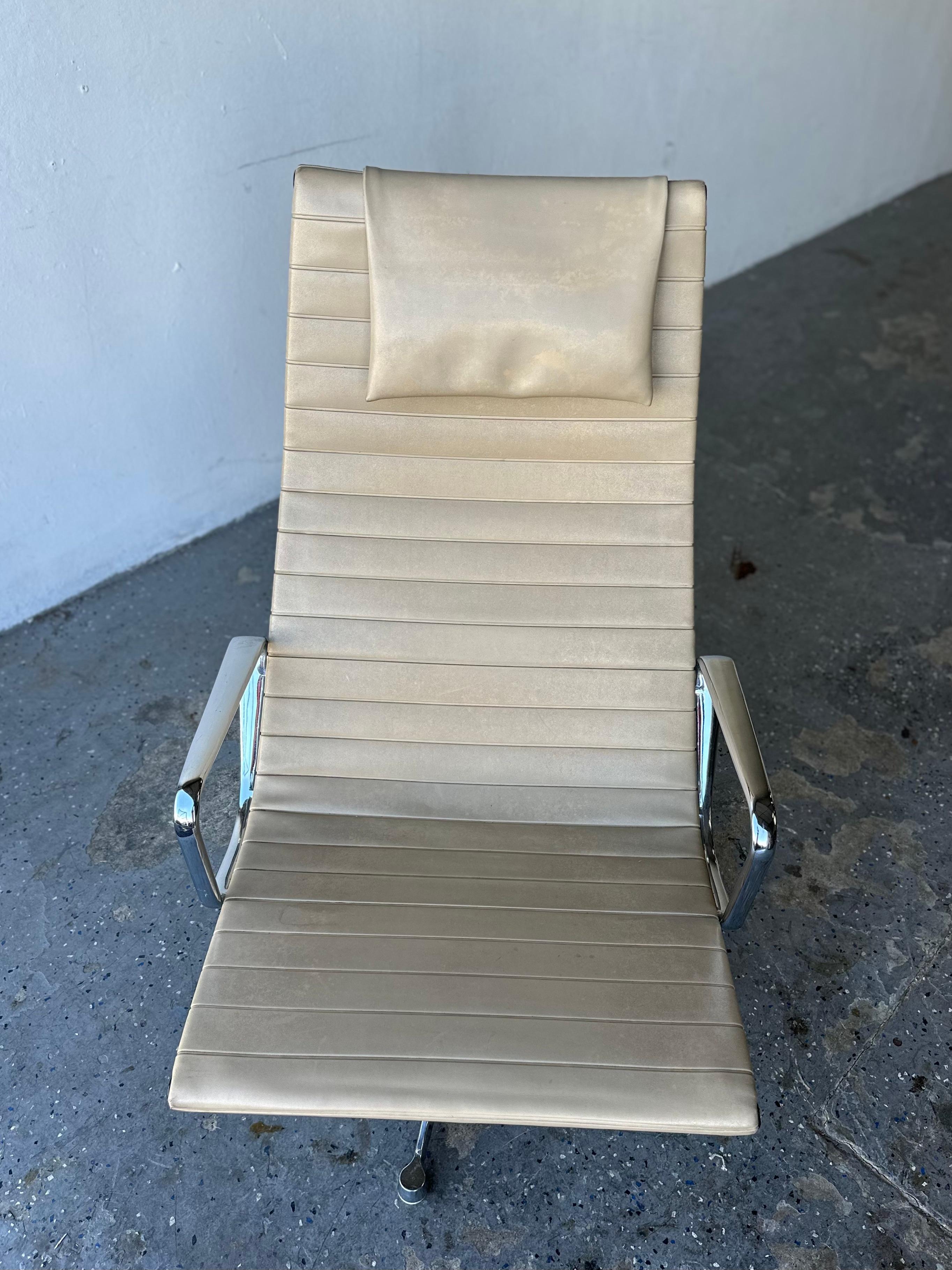 Mid Century 1960's Herman Miller Eames Aluminum Group Lounge Chair and Ottoman For Sale 5