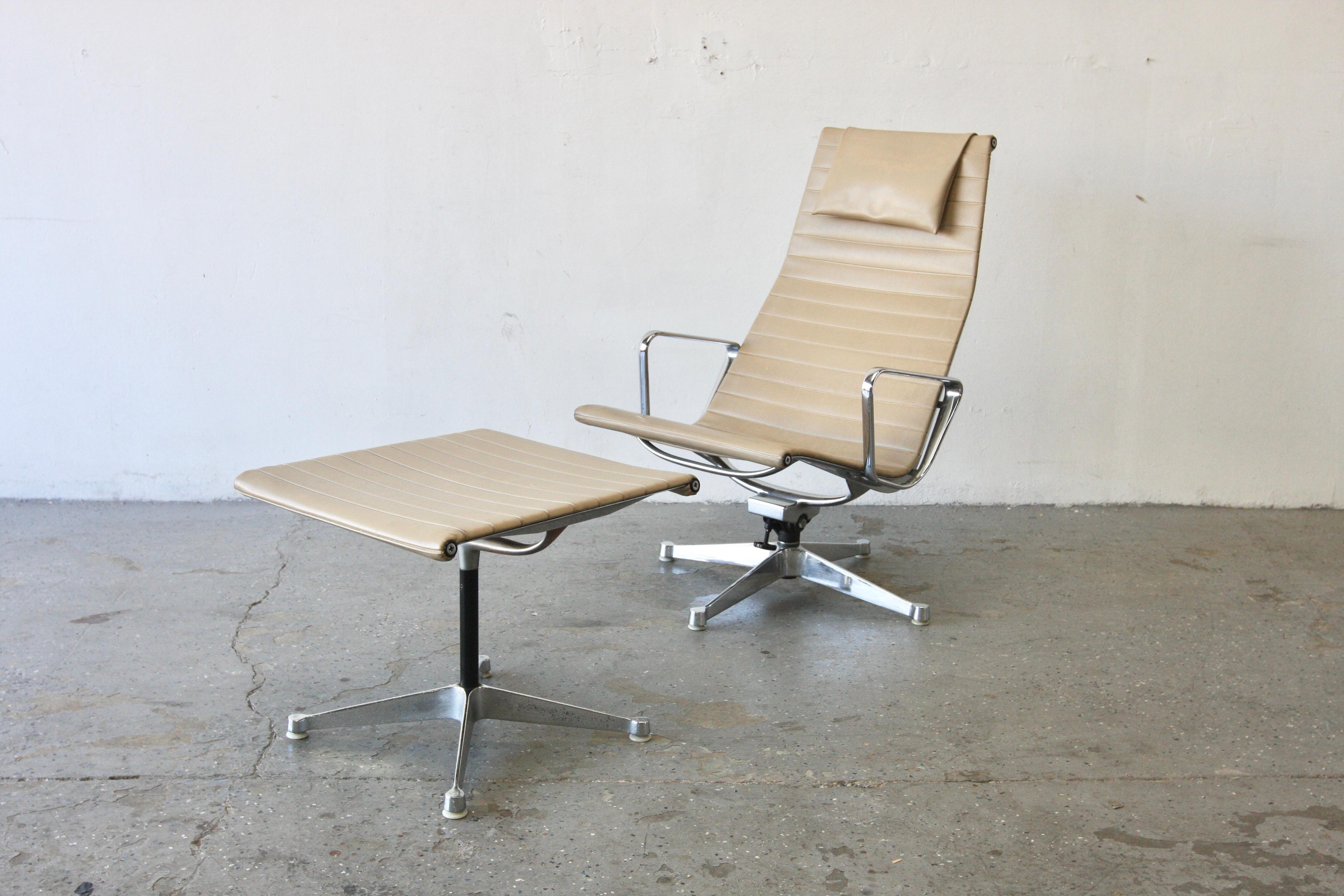 Il s'agit d'un modèle original de chaise longue et d'ottoman Eames en aluminium, modèles EA124/EA125, conçu à l'origine par Charles et Ray Eames pour Herman Miller en 1958. Ce site  a été produit à la fin des années 60 ou au début des années 70. Les