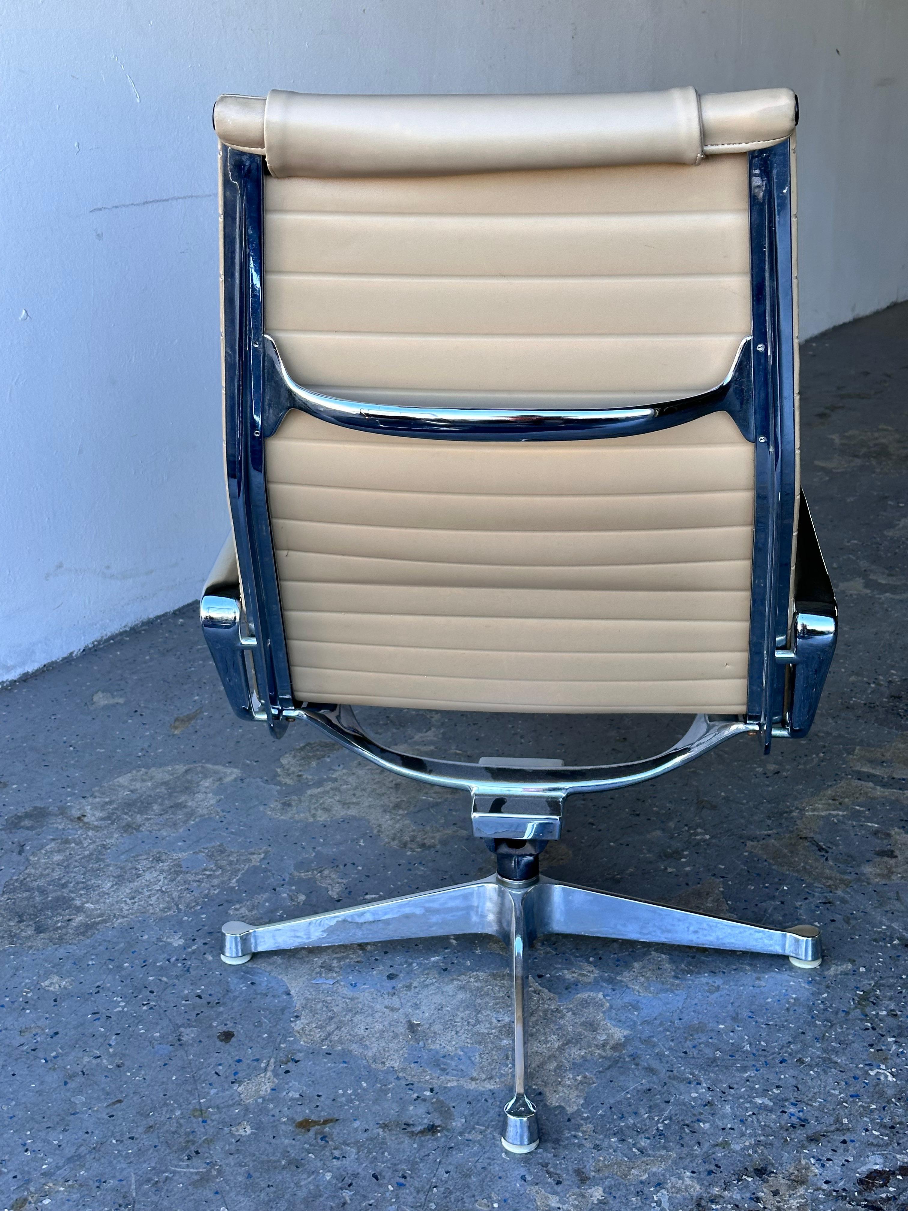 Mid Century 1960's Herman Miller Eames Aluminum Group Lounge Chair and Ottoman For Sale 3