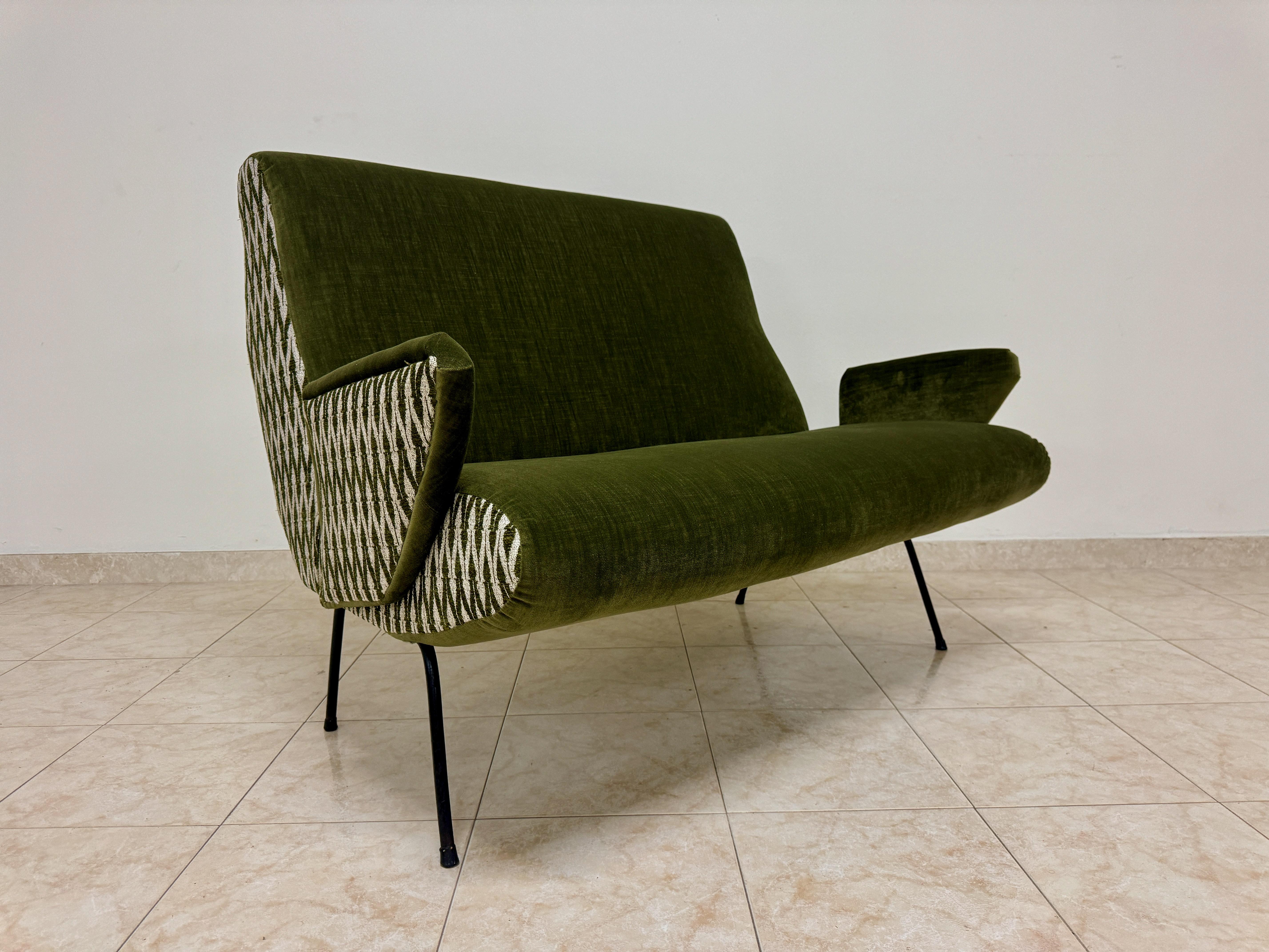 Sofá italiano de mediados de siglo de 1960 en venta 3