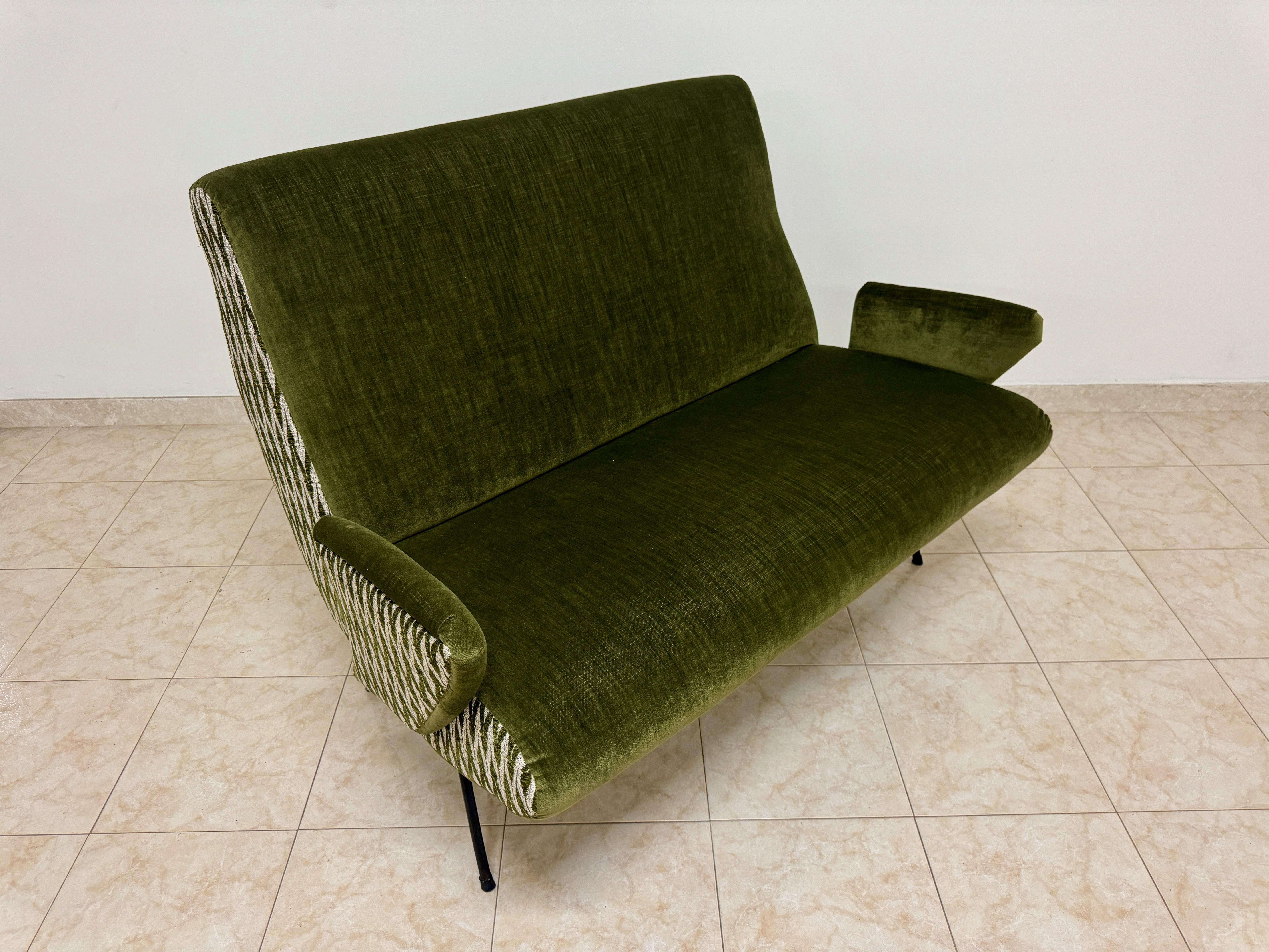 Sofá italiano de mediados de siglo de 1960 en venta 4