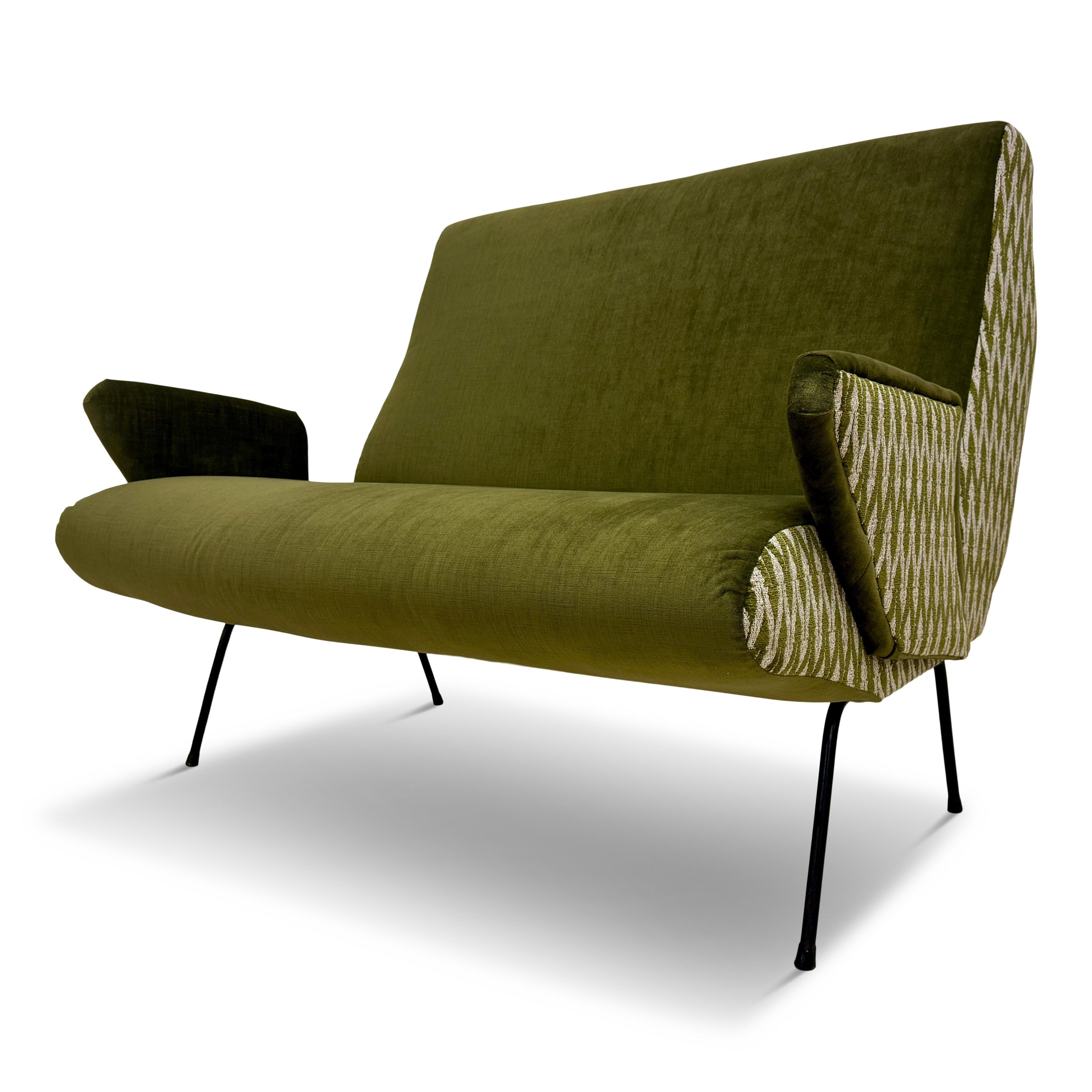 Un sofá italiano de los años 60. Esta pieza moderna de mediados de siglo presenta un diseño elegante y estilizado, típico de la época. 
El sofá está tapizado en un rico tejido verde oliva, que le da un aspecto cálido y acogedor. El respaldo y los