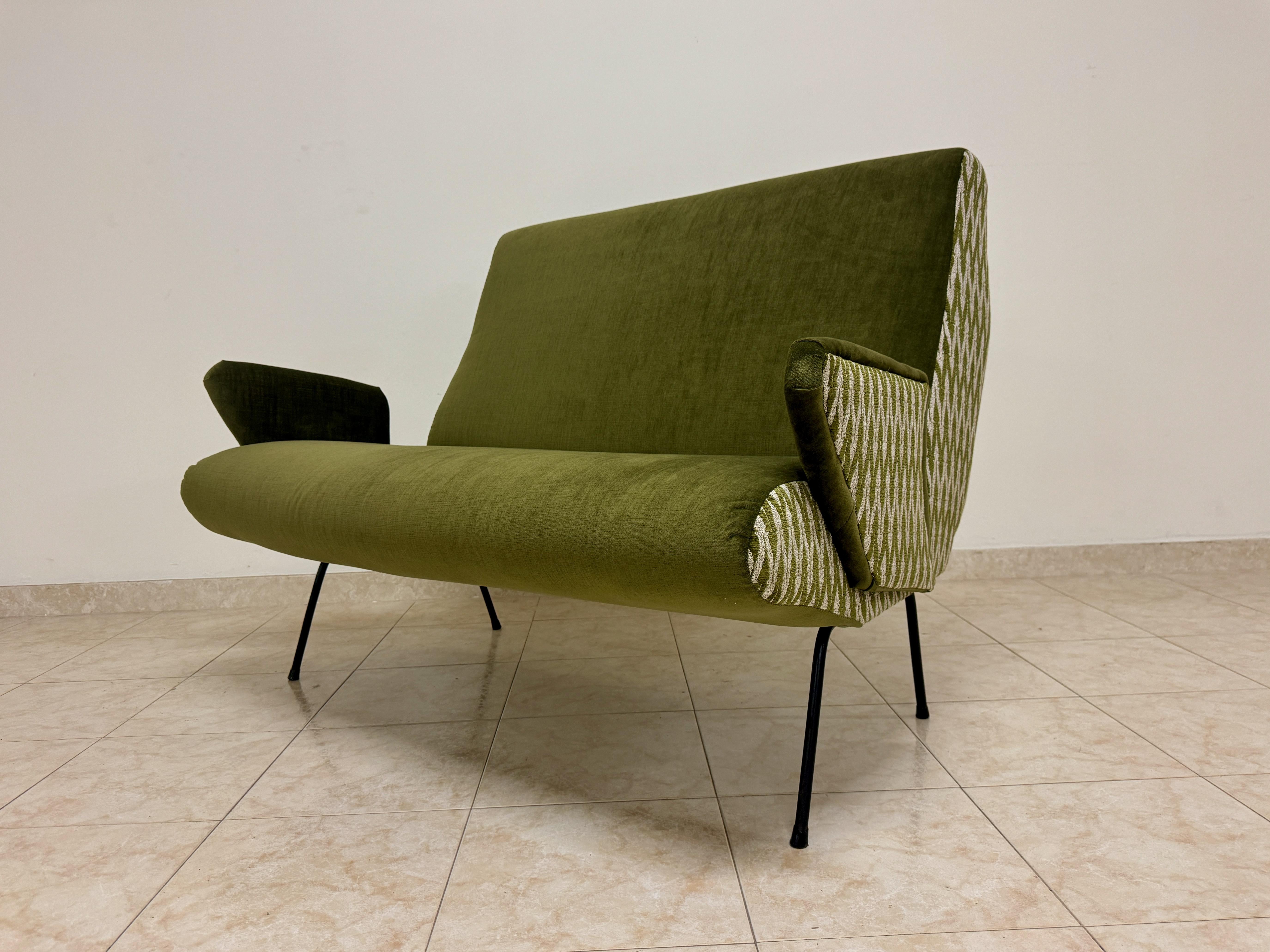 Sofá italiano de mediados de siglo de 1960 siglo XX en venta