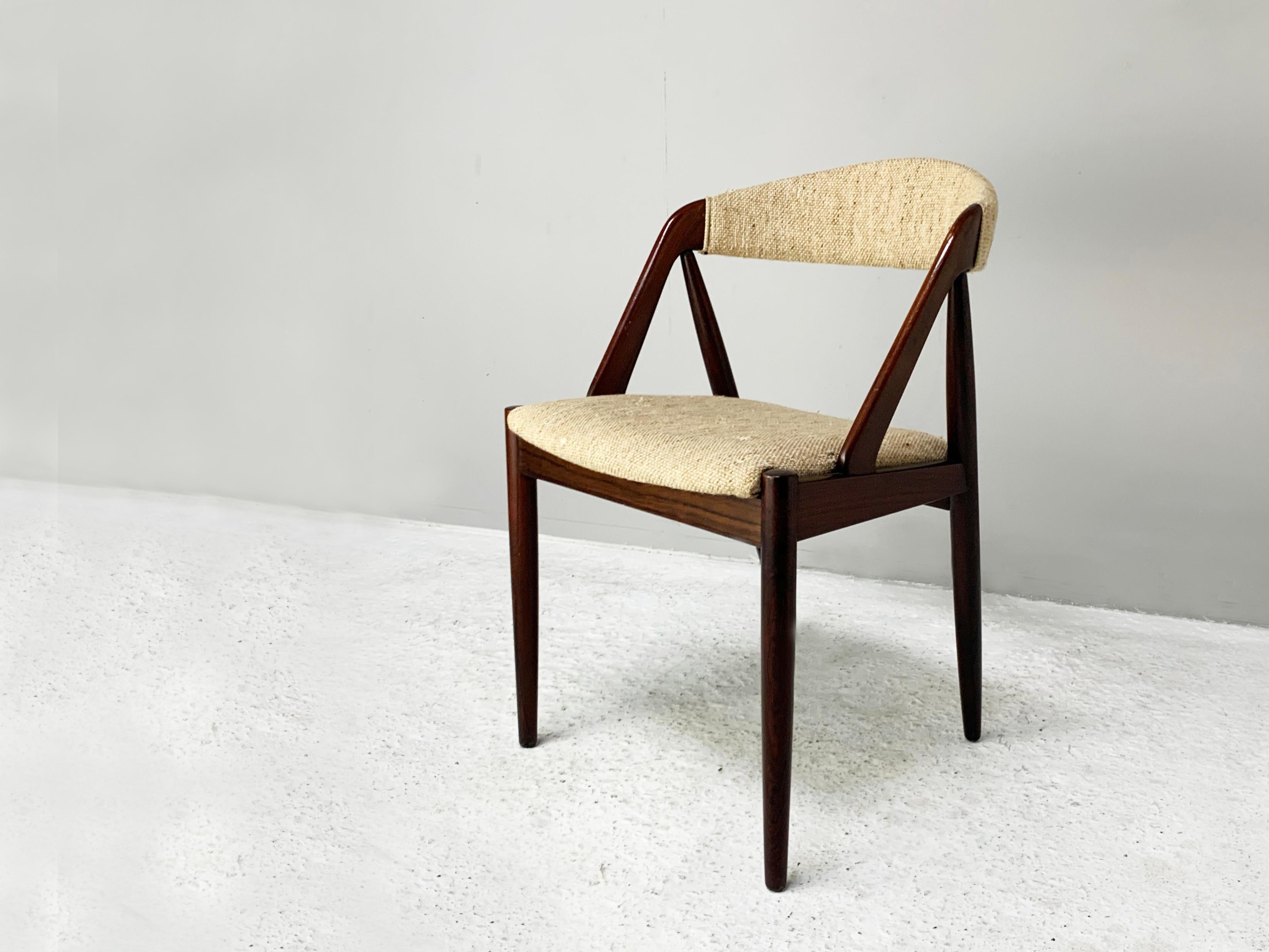 Le prix indiqué est pour une chaise. Il y a deux chaises disponibles.

Deux modèles 31, chaises conçues par Kai Kristiansen en 1956 et fabriquées par Schou Andersen Mobelfabrik dans les années 1960.

Cette chaise, à la silhouette classique, est un