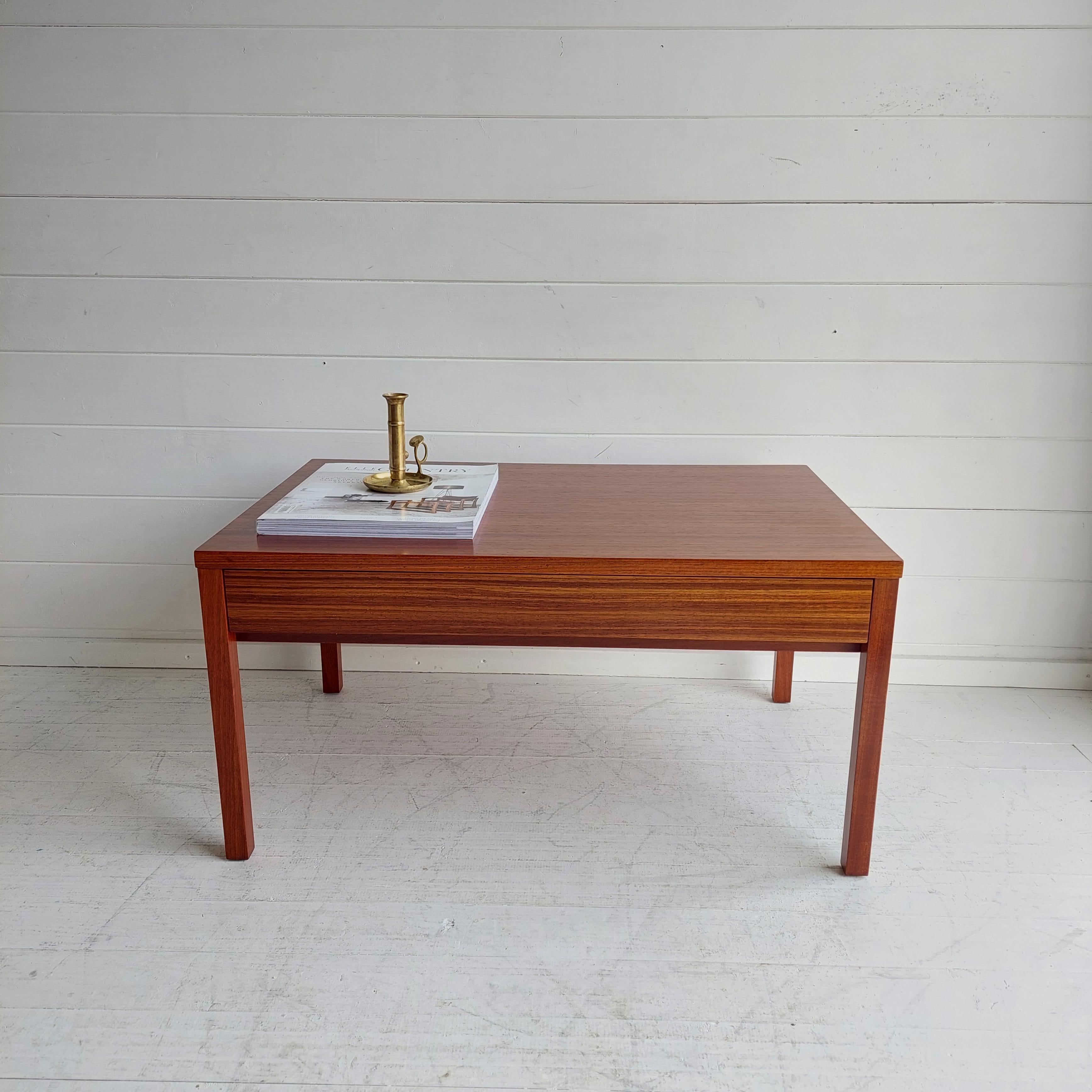 An original vintage 1960s/70s teak coffee table with tray by Meredew. 

Very practical piece with simple and elegant lines.
A stunning coffee table or side tale by British maker Meredew. 
Made in teak, with abeatiful rich tone.

This teak