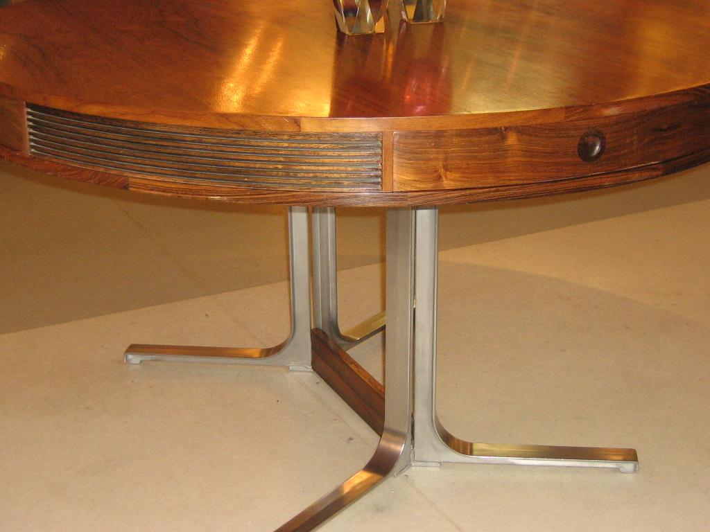 Rosewood dining table

By Robert Heritage

Drum table top with unusual base suggesting a special commission

Four drawers

1960s.