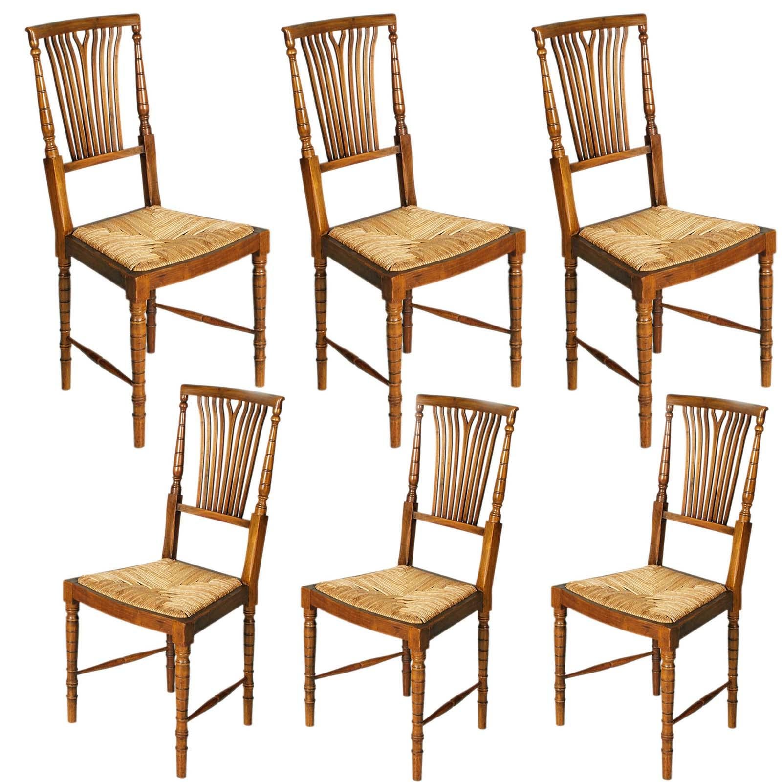Exceptionnel ensemble de six chaises Chiavarine des années 1960, en bois de noyer avec assise en paille d'origine faite à la main, en excellent état, robustes et sans défauts.
Fabricant Fratelli Levaggi.

Abuot Gaetano Descalzi-CHIAVARINA CHAIR-
Ce