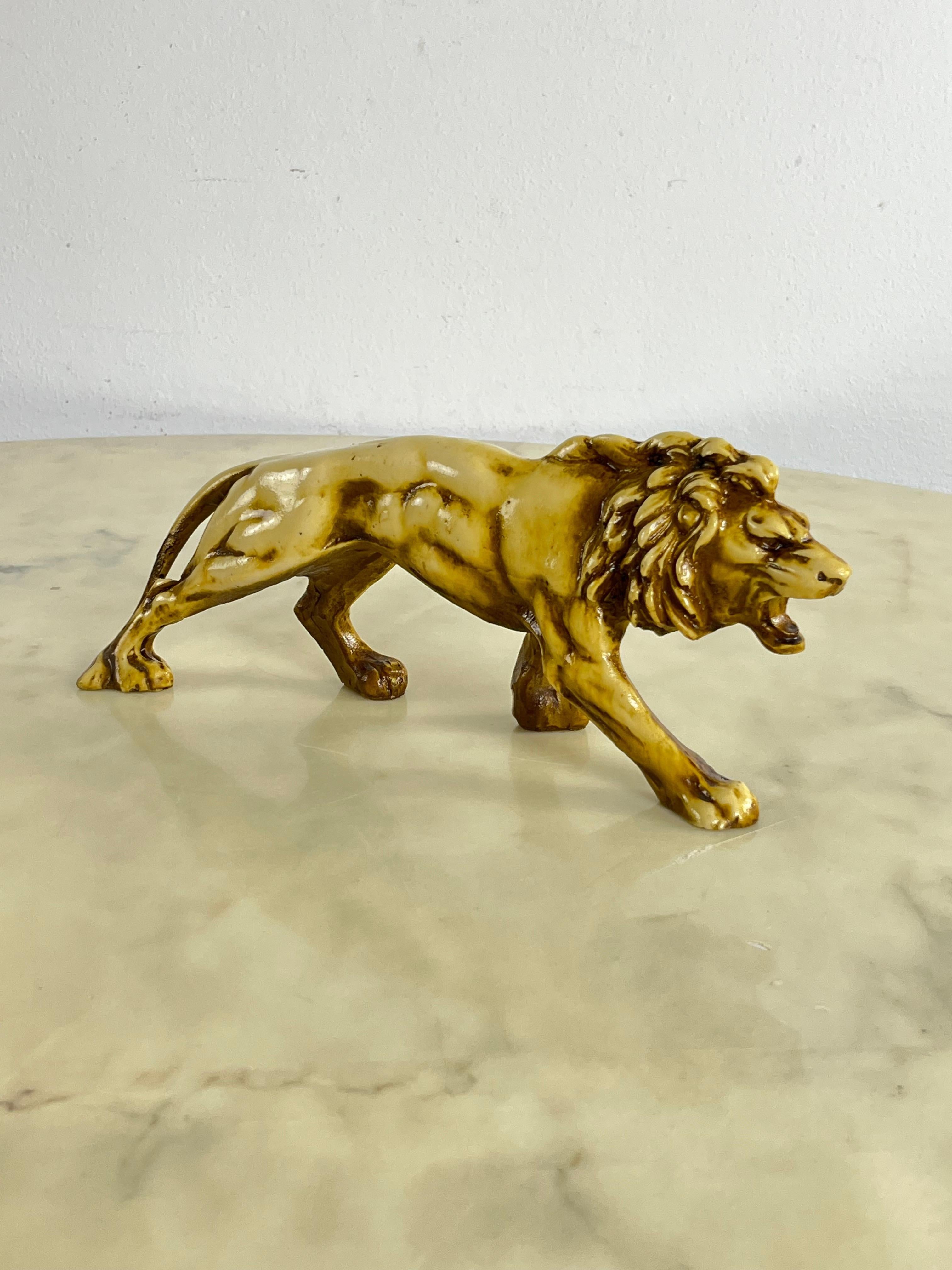 Scultura di leone sinuoso della metà del secolo 1960
Condit e in buone condizioni, raffigura un leone pronto ad attaccare la sua preda. Resina.
Condit e in buone condizioni. 35 cm di larghezza.