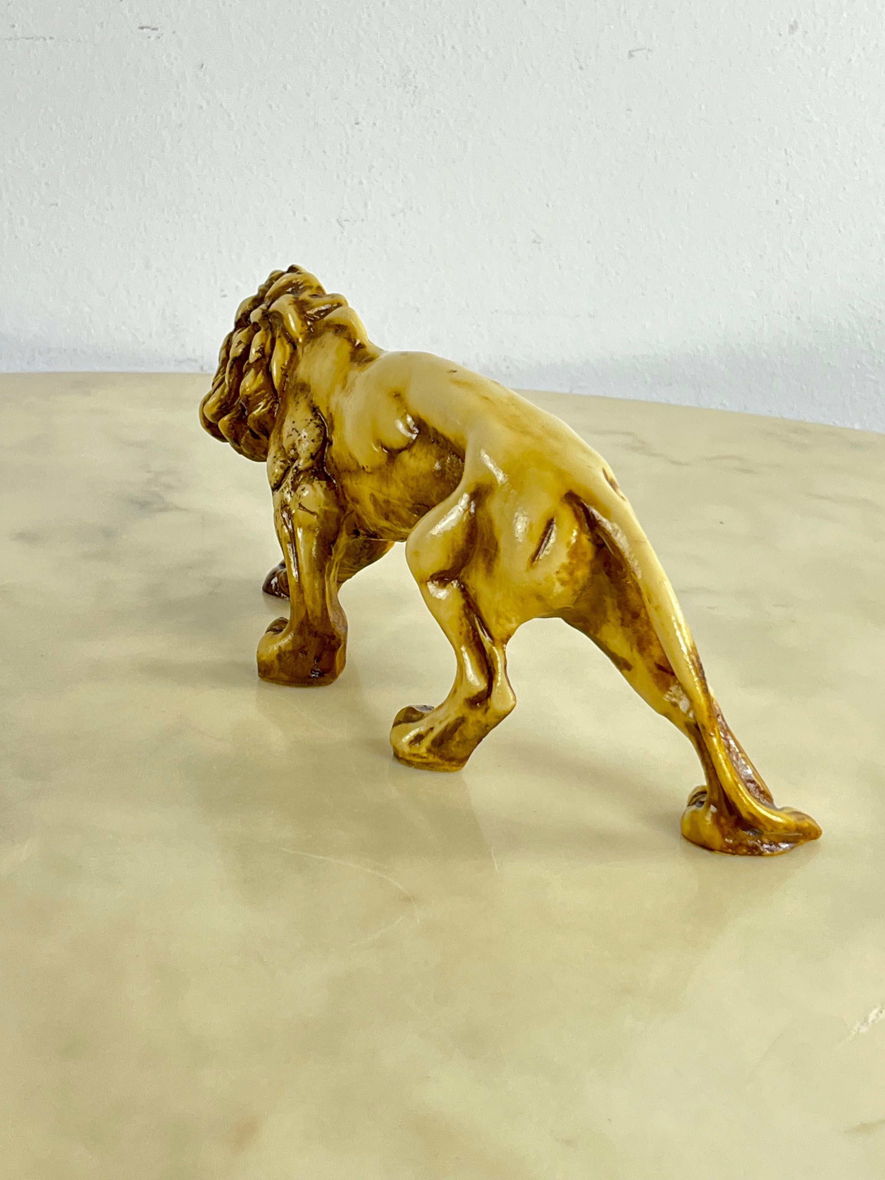 Metà XX secolo Scultura di leone sinuoso della metà del secolo 1960 in vendita