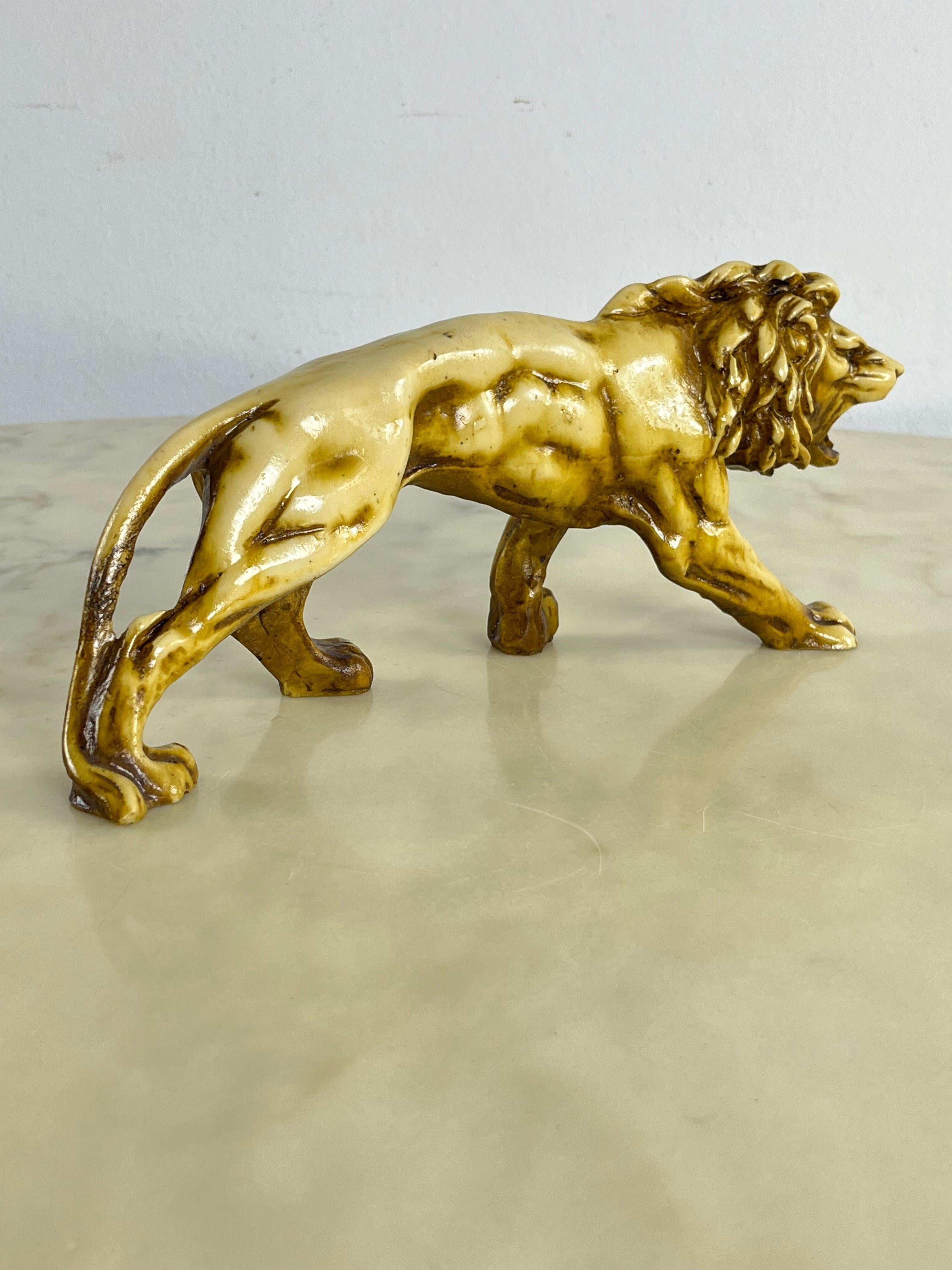 Resina Scultura di leone sinuoso della metà del secolo 1960 in vendita