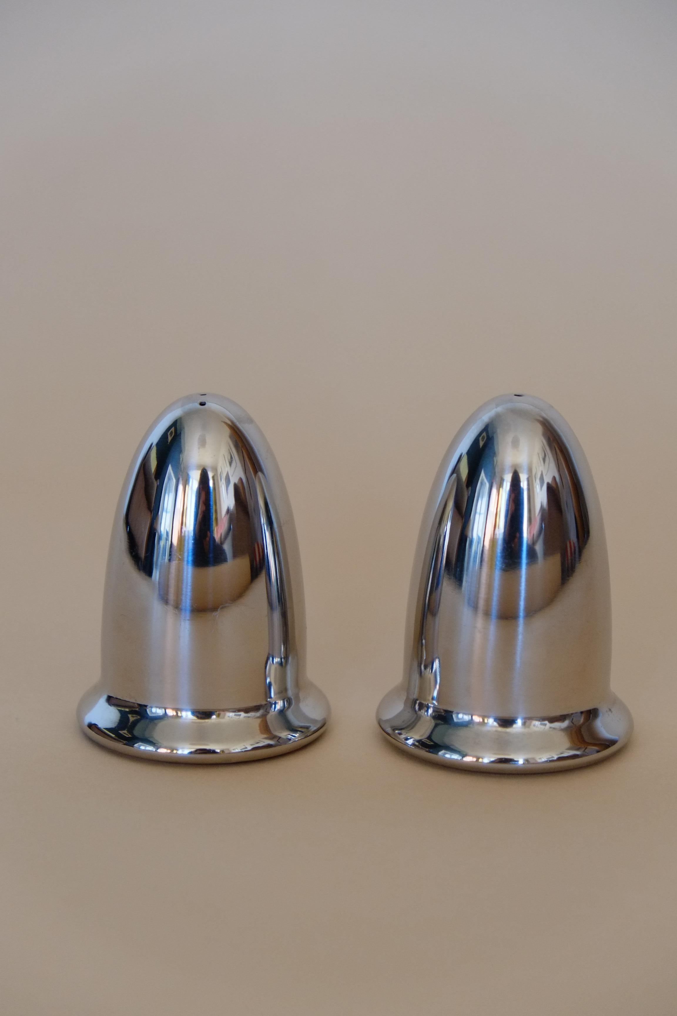 Mid century atomic bullet shaped salt and pepper shakers. This set is from the mid 20th century - the simplest bullet shaped design makes for a timeless piece. The perfect addition to any modern table. 

measures approximately 10 cm high x 6 cm