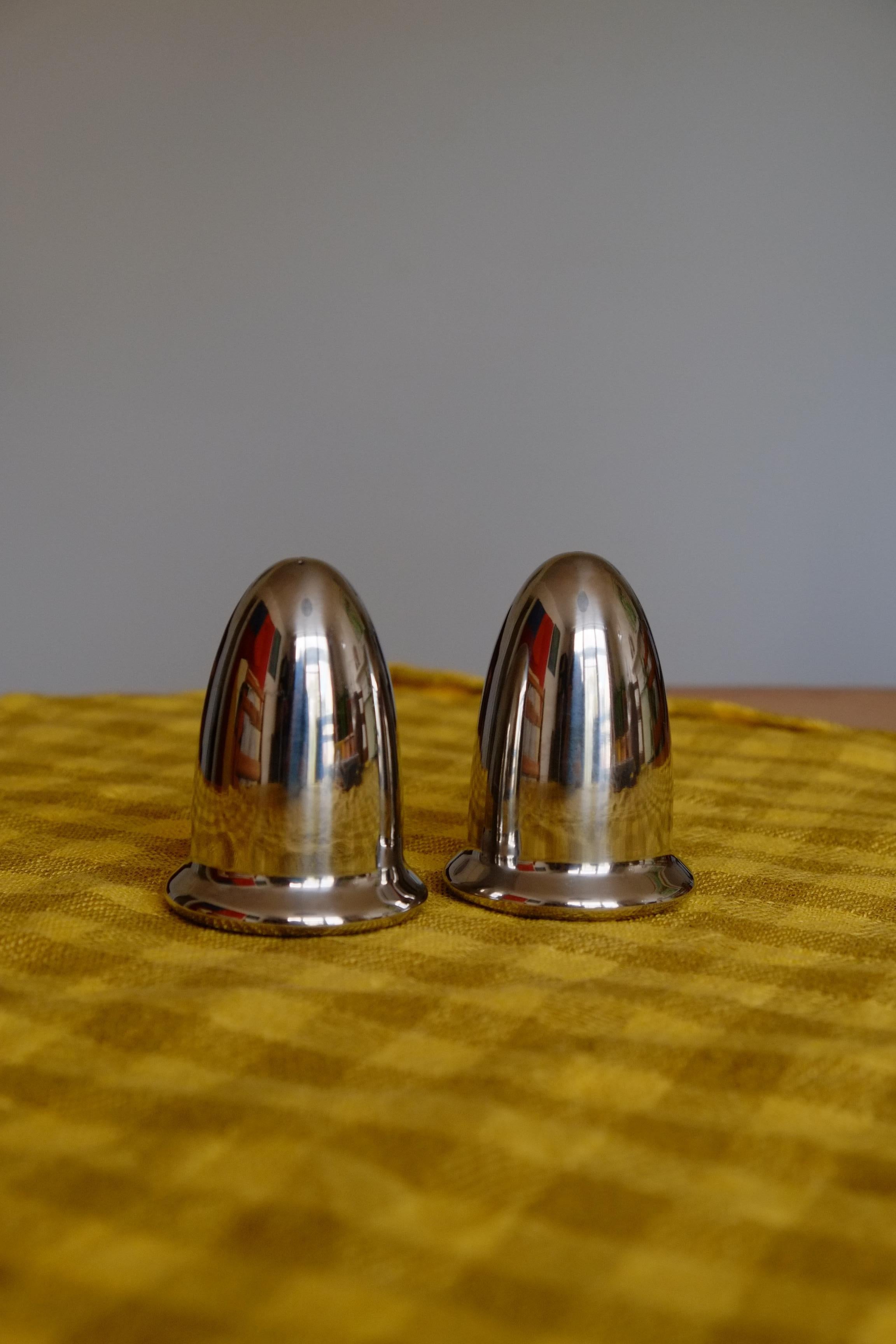 Acier inoxydable Salière et poivrière Bullet en acier inoxydable du milieu des années 1960 en vente