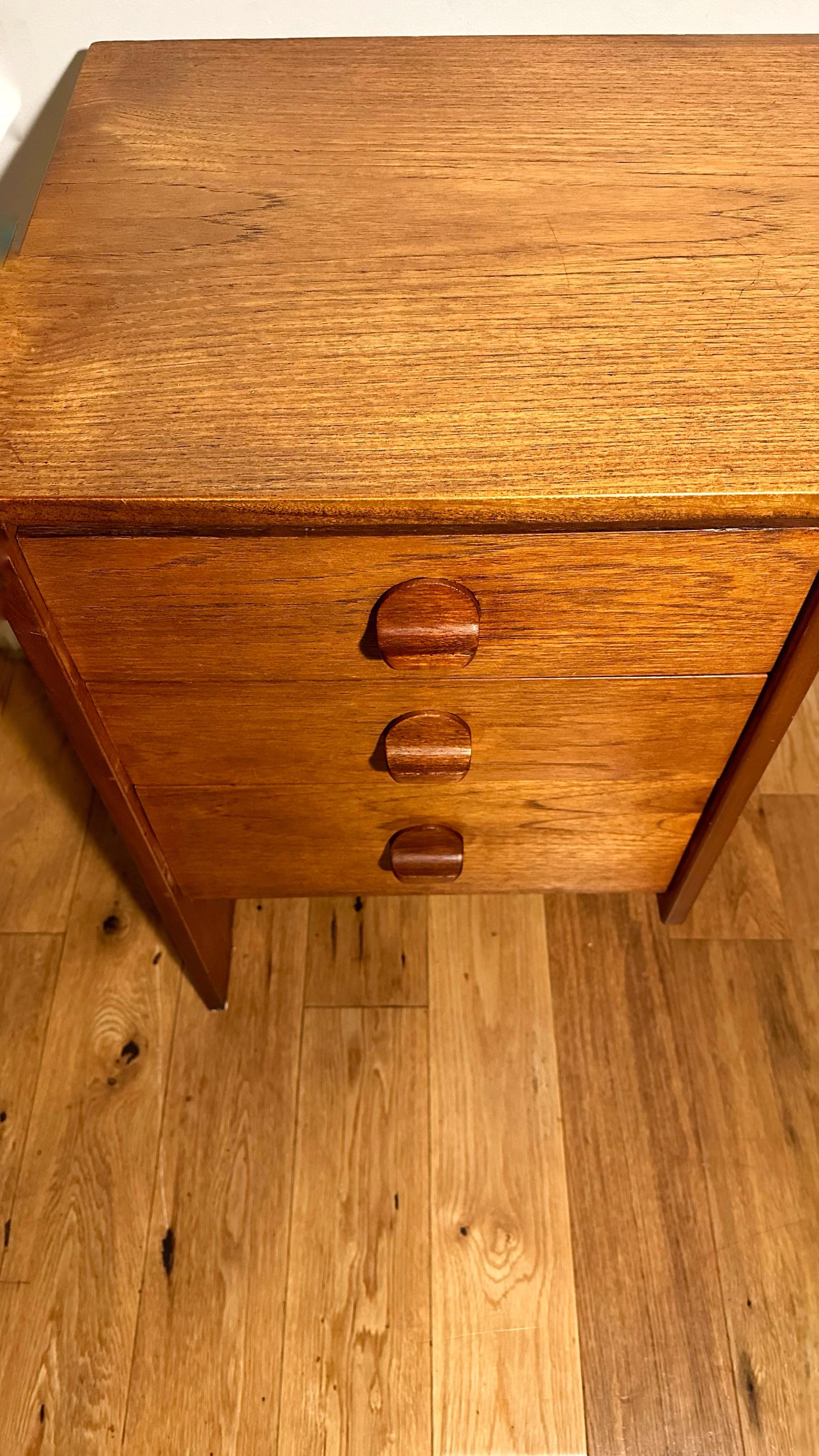 Mid-Century 1960s Teak Desk by Stag In Good Condition For Sale In London, GB