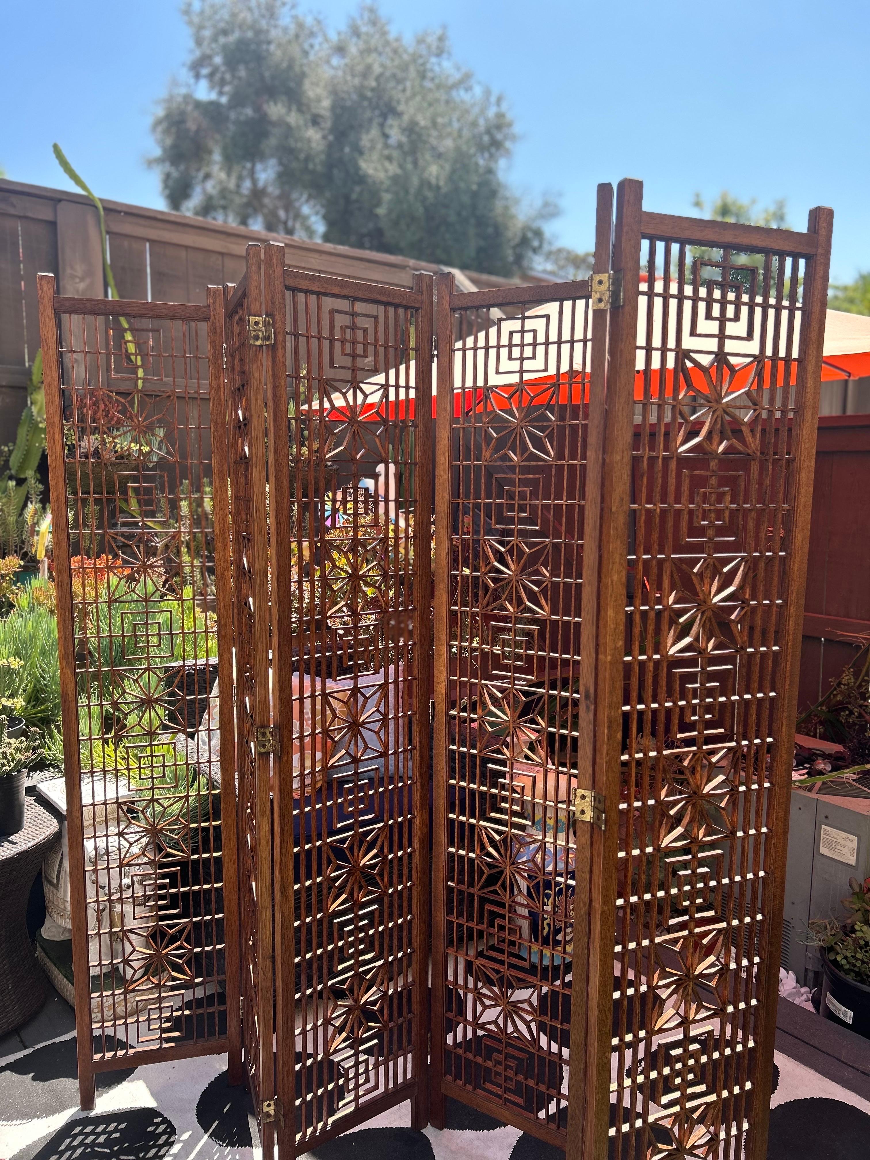 Beautiful mid-century room divider. No broken parts… this piece will surely elevate any room it inhabits. 6 panels, beautiful wood grain tone. Expands to 84” wide and contracts to store away.